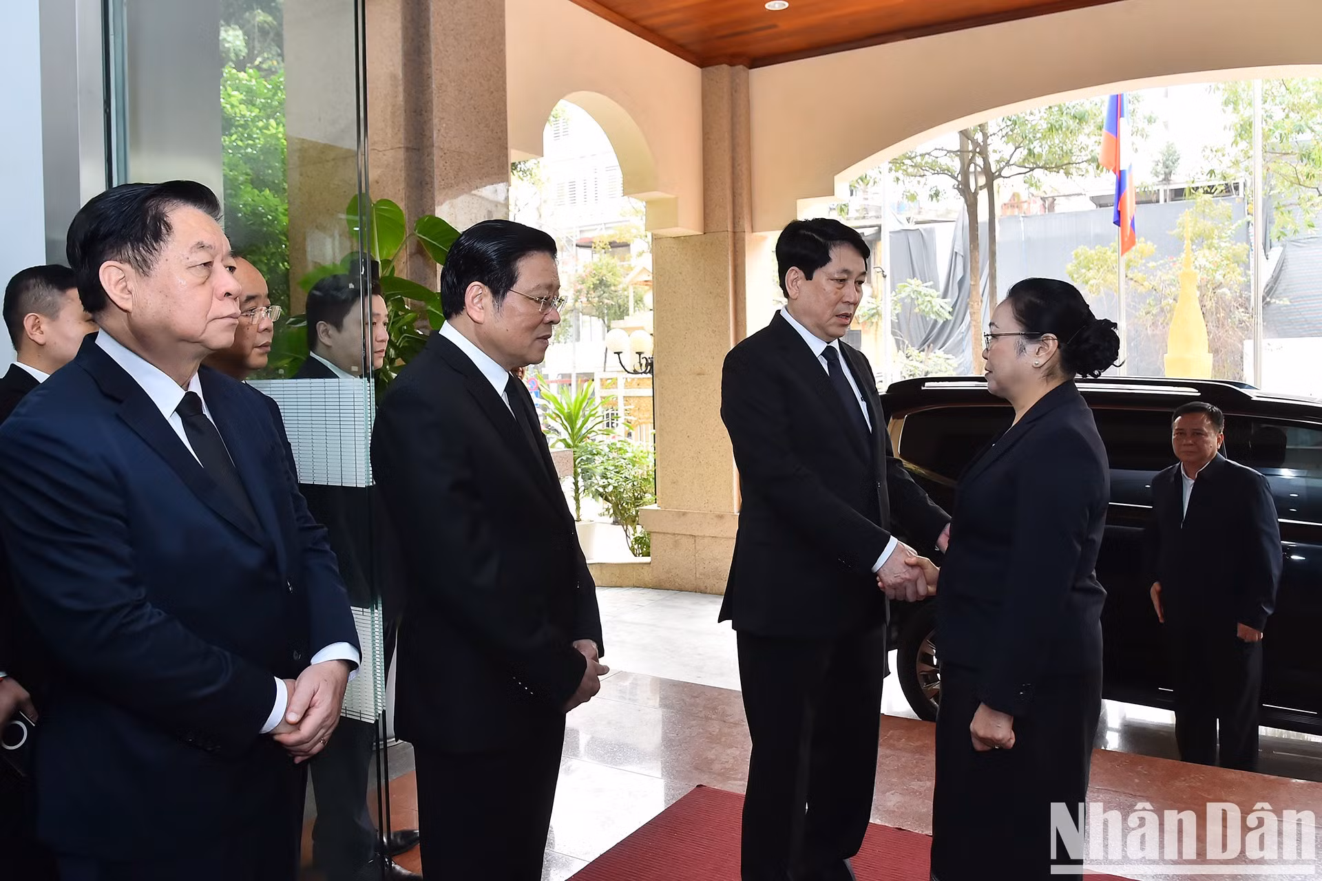 El presidente Luong Cuong ofrece consuelo a la embajadora de Laos en Hanói, Khamphao Ernthavanh.