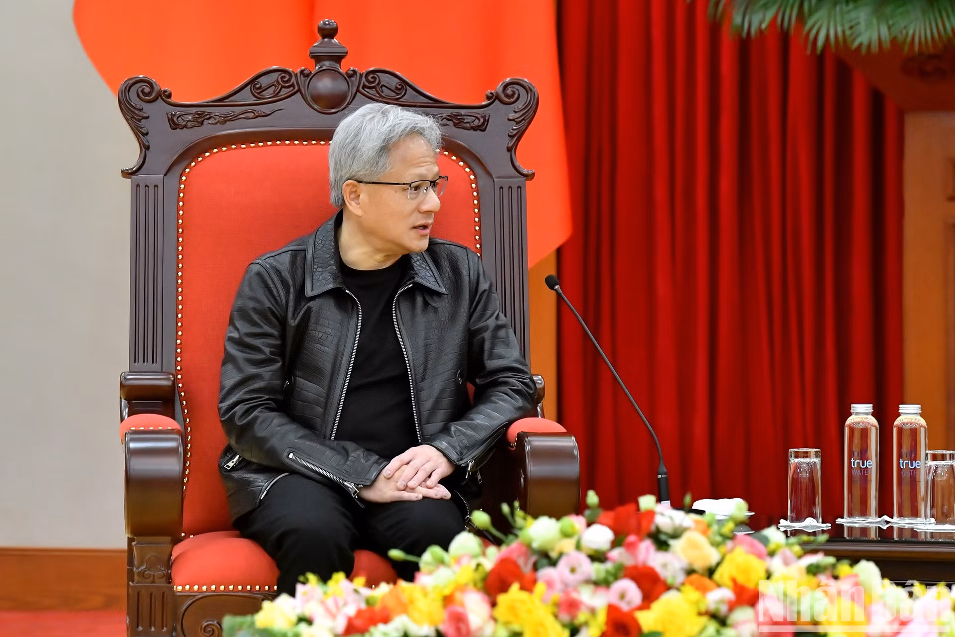 [Foto] Dirigente partidista vietnamita se entrevista con presidente de NVIDIA ảnh 3