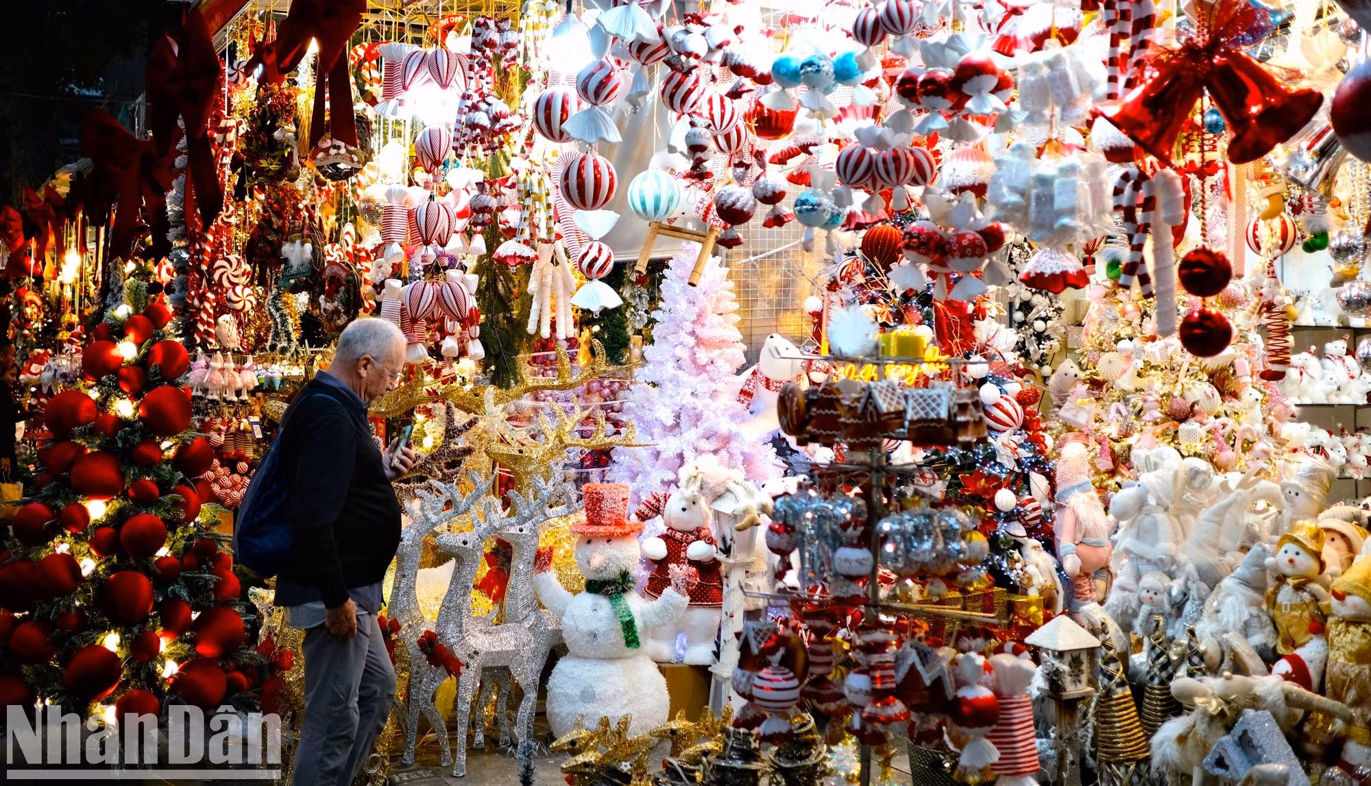 Además de las decoraciones, a los amigos internacionales les gusta ver cómo los vietnamitas combinan la cultura navideña de Occidente y sus celebraciones tradicionales. La Navidad no es nada extraña para los turistas, pero disfrutarla en Vietnam fascina a muchos.