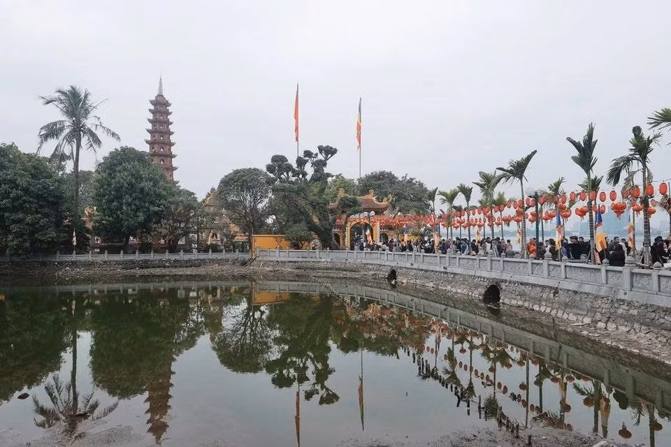 Un gran número de personas visitan el templo de Tran Quoc en ocasión del Tet Nguyen Tieu.
