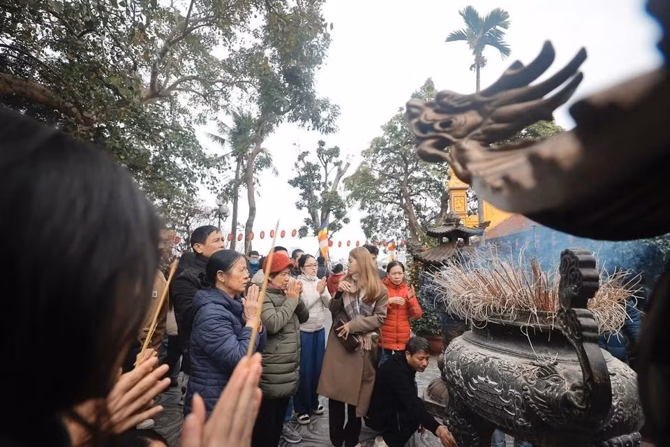 Los pobladores acuden al templo de Tran Quoc.