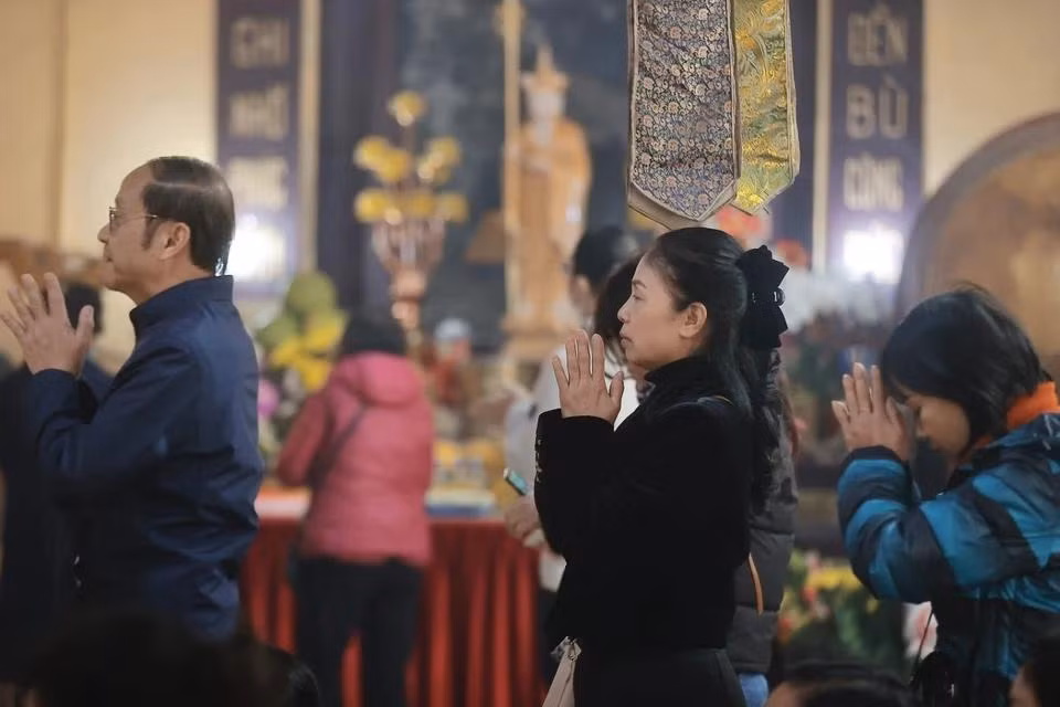 La gente visita el templo de Quan Su en el Tet Nguyen Tieu.