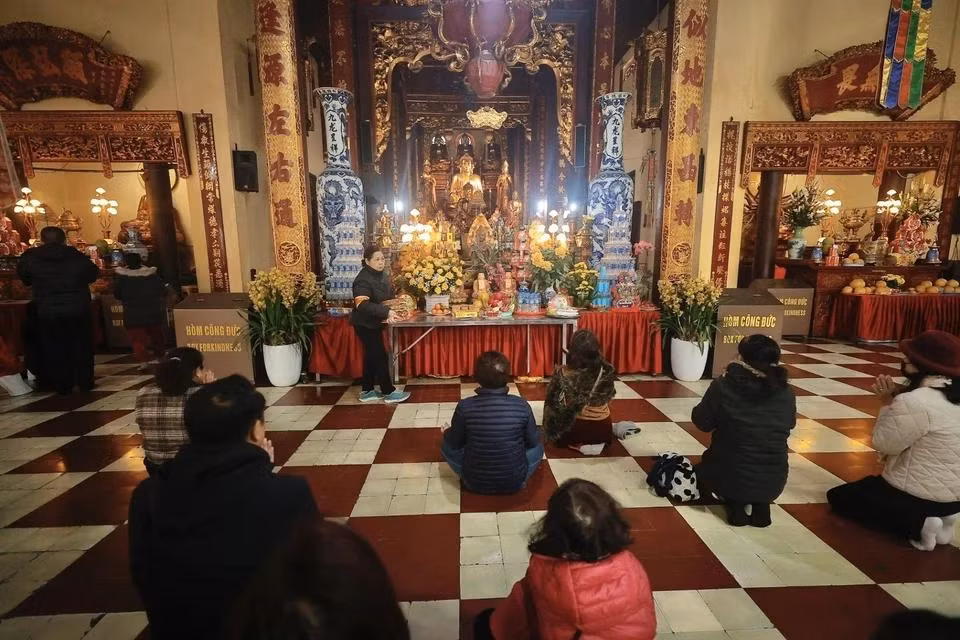 La gente visita el templo de Quan Su en el Tet Nguyen Tieu.