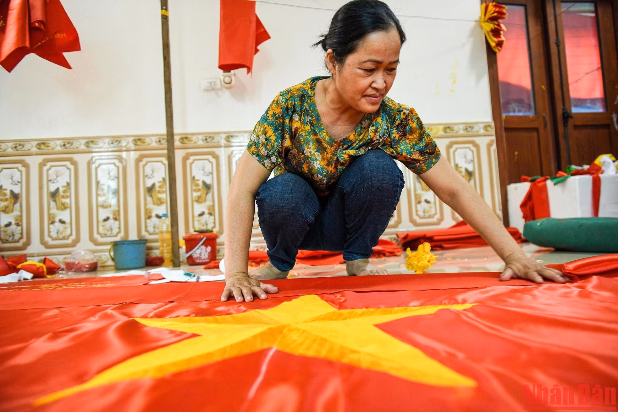 Según Thi Nhung, su familia no quiere cambiar de trabajo. A veces, al ver sus productos en televisión o colocados en lugares solemnes, se siente muy orgullosa.