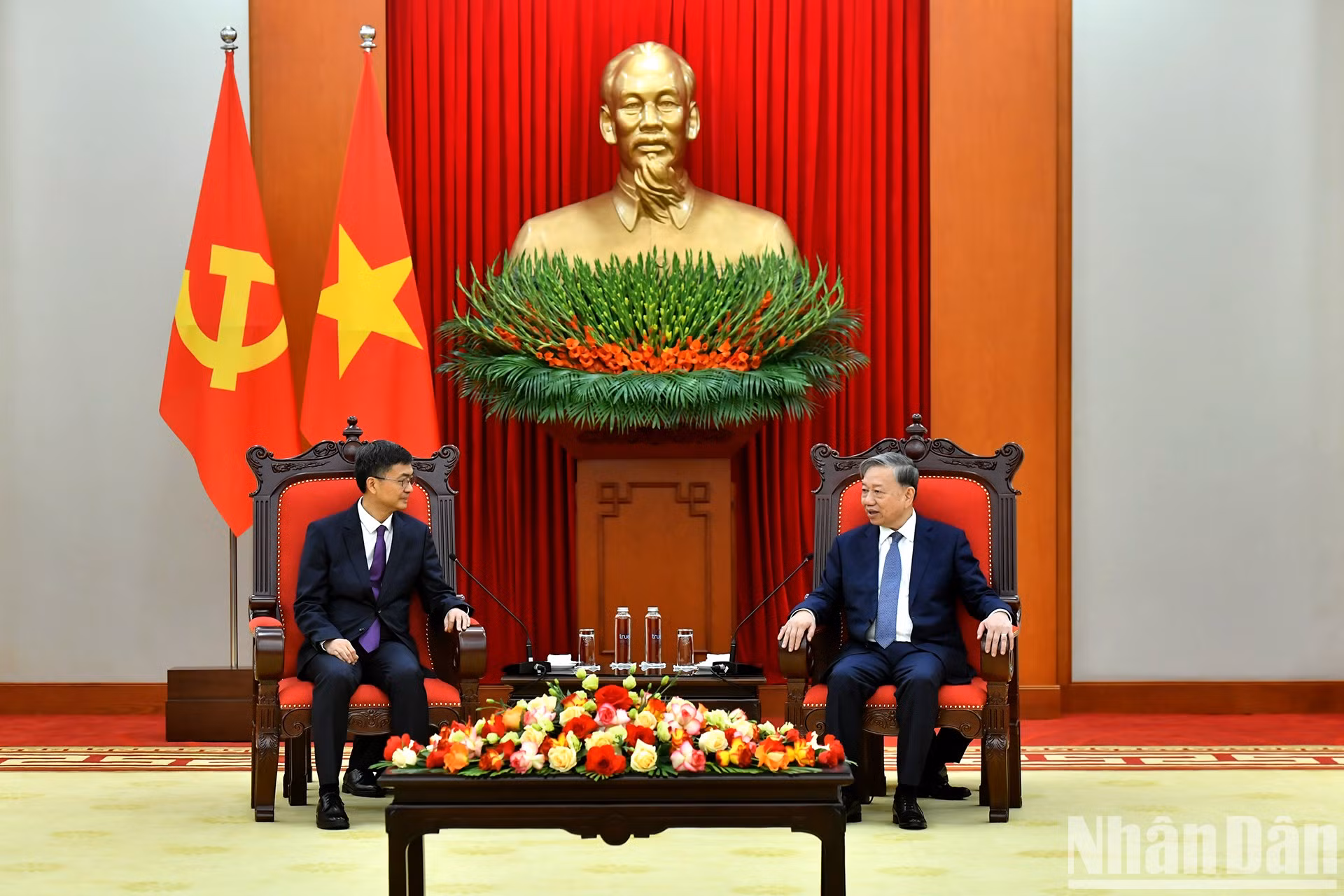 El líder del PCV, To Lam, sostiene conversaciones con el secretario del Partido Comunista de China en Guangxi, Chen Gang.