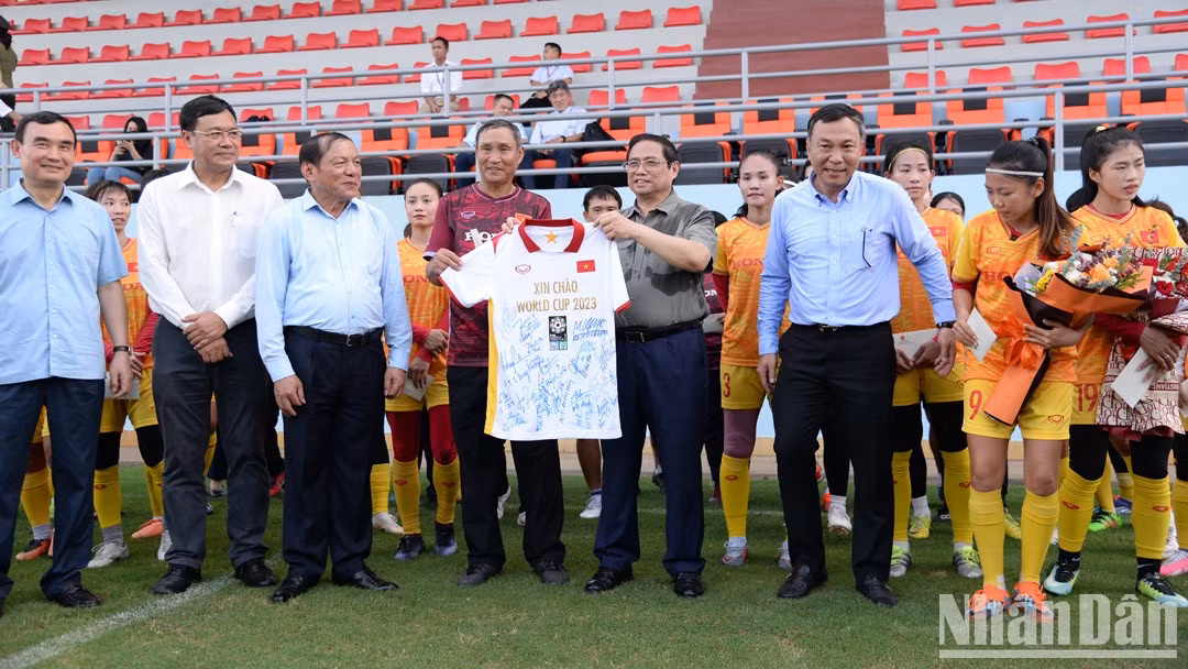 El equipo otorga al visitante una camiseta con firmas de miembros del cuerpo técnico y las jugadoras.