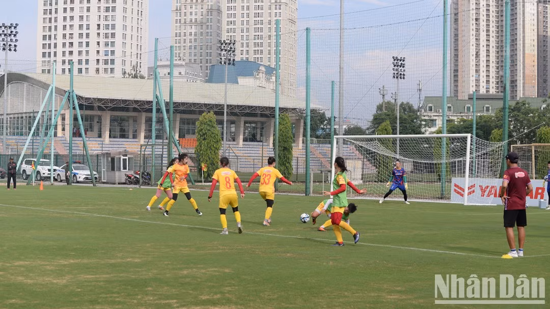 El elenco se entrenaba en el Centro de Entrenamiento de Fútbol Juvenil de Vietnam, en Hanói.