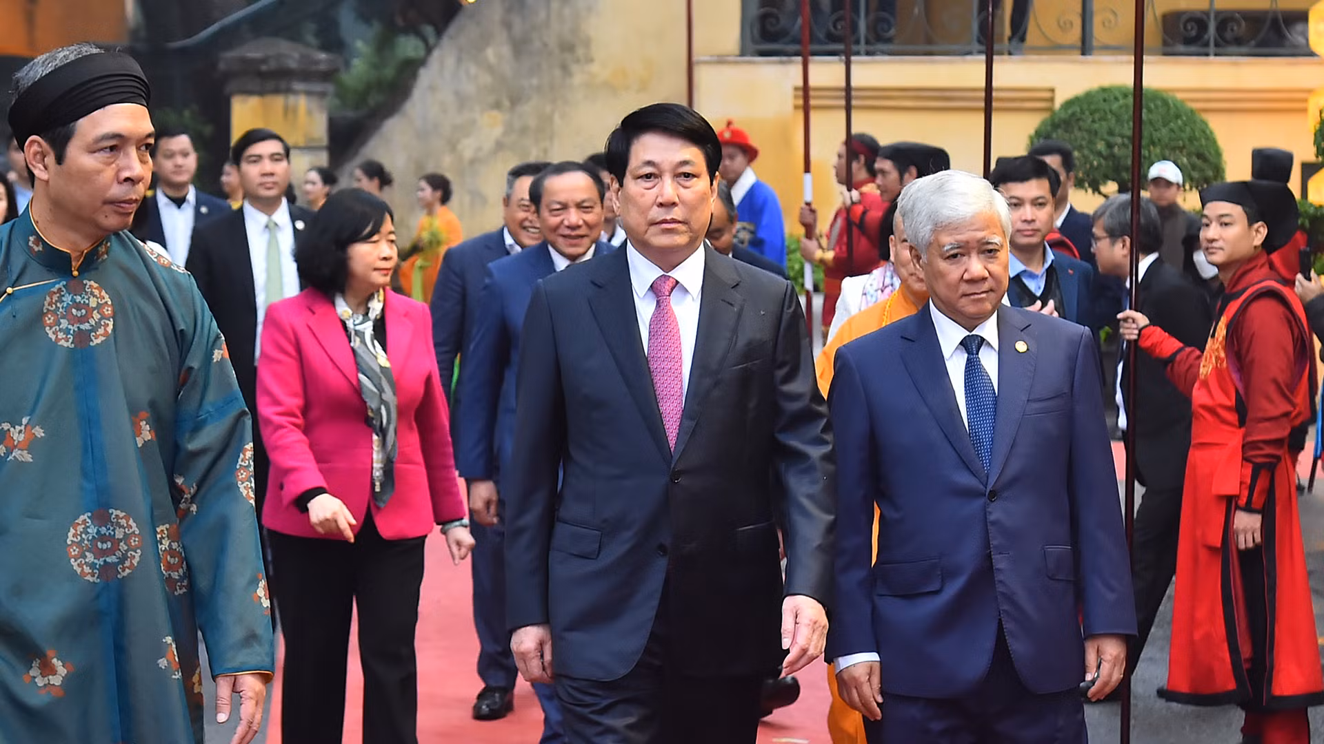 [Foto] Presidente Luong Cuong ofrece inciensos en Ciudadela Imperial de Thang Long