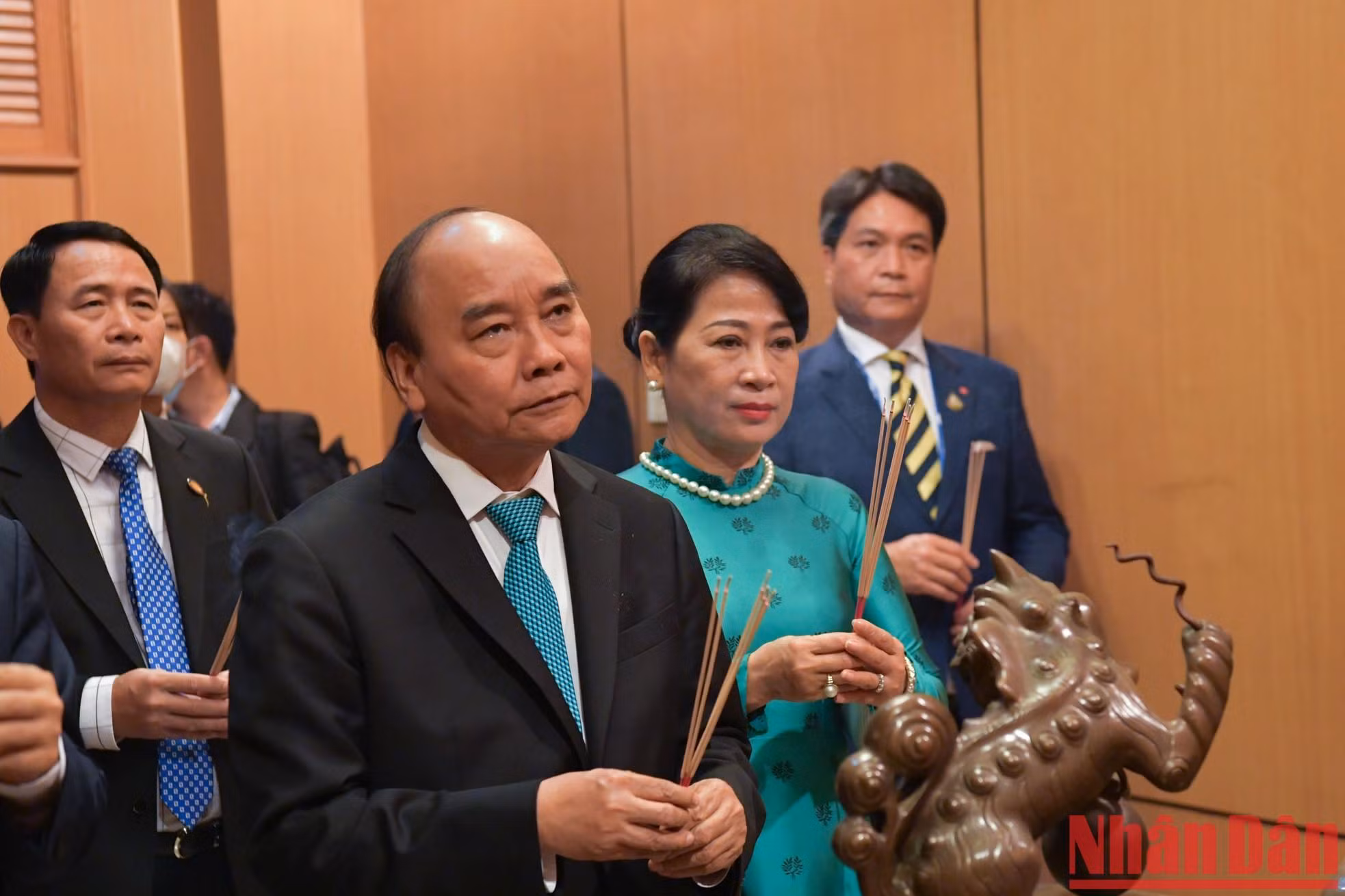El dirigente ofrece inciensos en homenaje al Presidente Ho Chi Minh, el prócer de la Revolución nacional.
