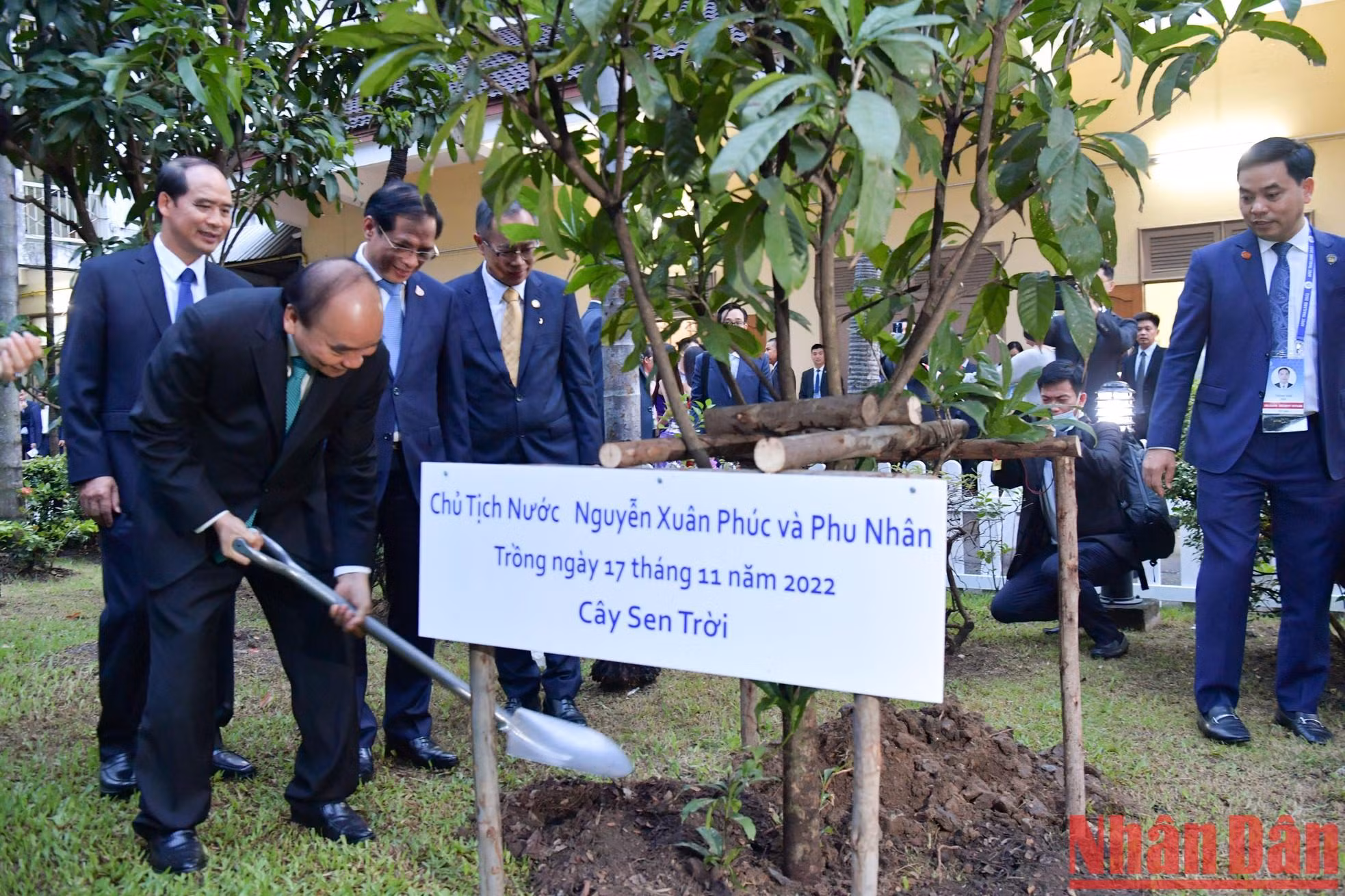 El jefe de Estado planta un árbol de recuerdo en el recinto de la Embajada.