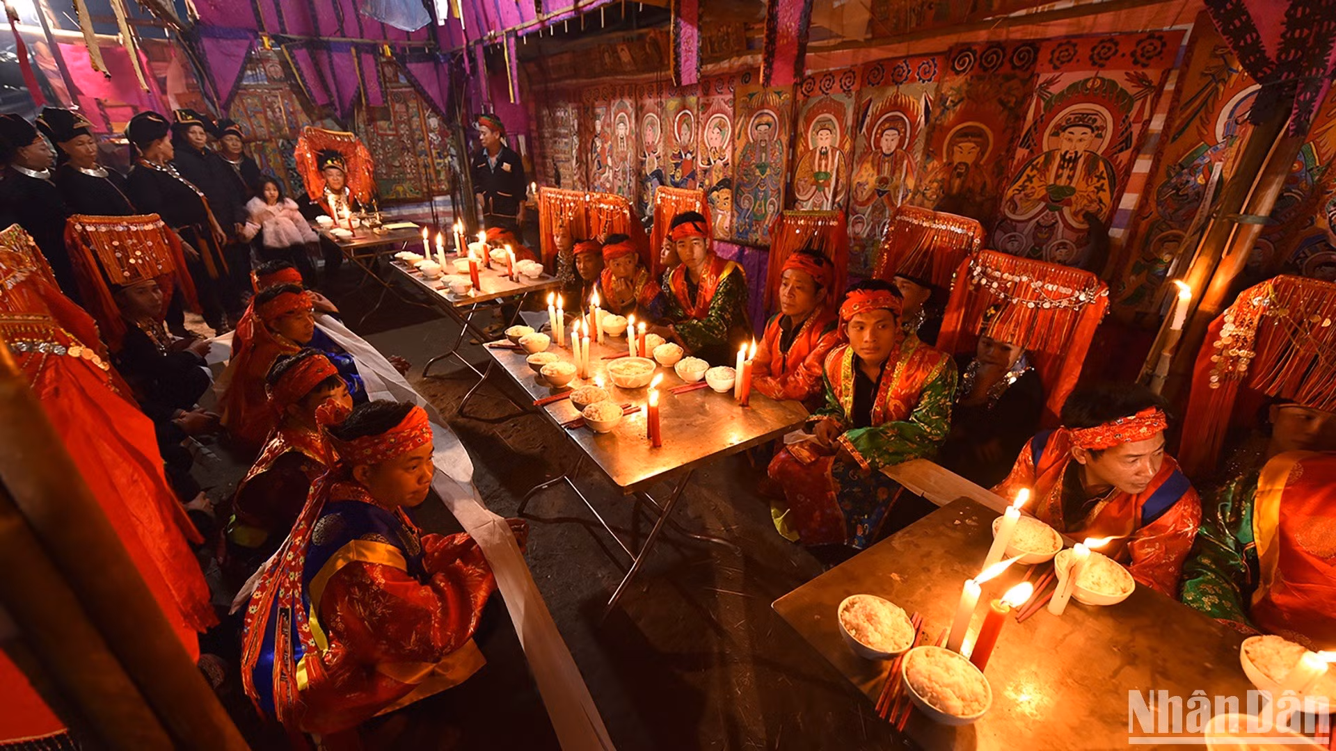 Durante el ritual, los hombres y mujeres se sientan separados. Llevan trajes confeccionados por ellos mismos.