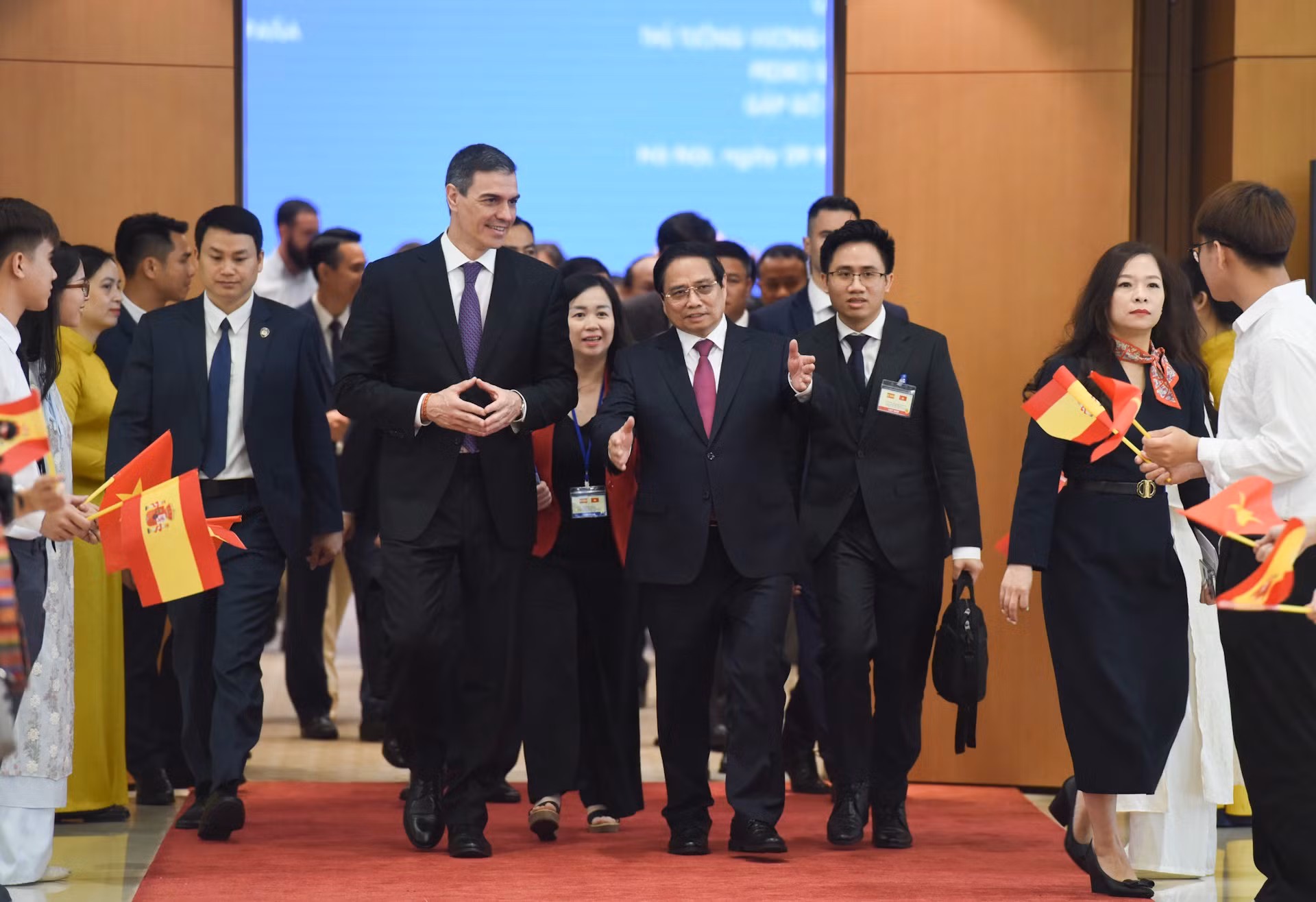 El dirigente vietnamita se despide del visitante.