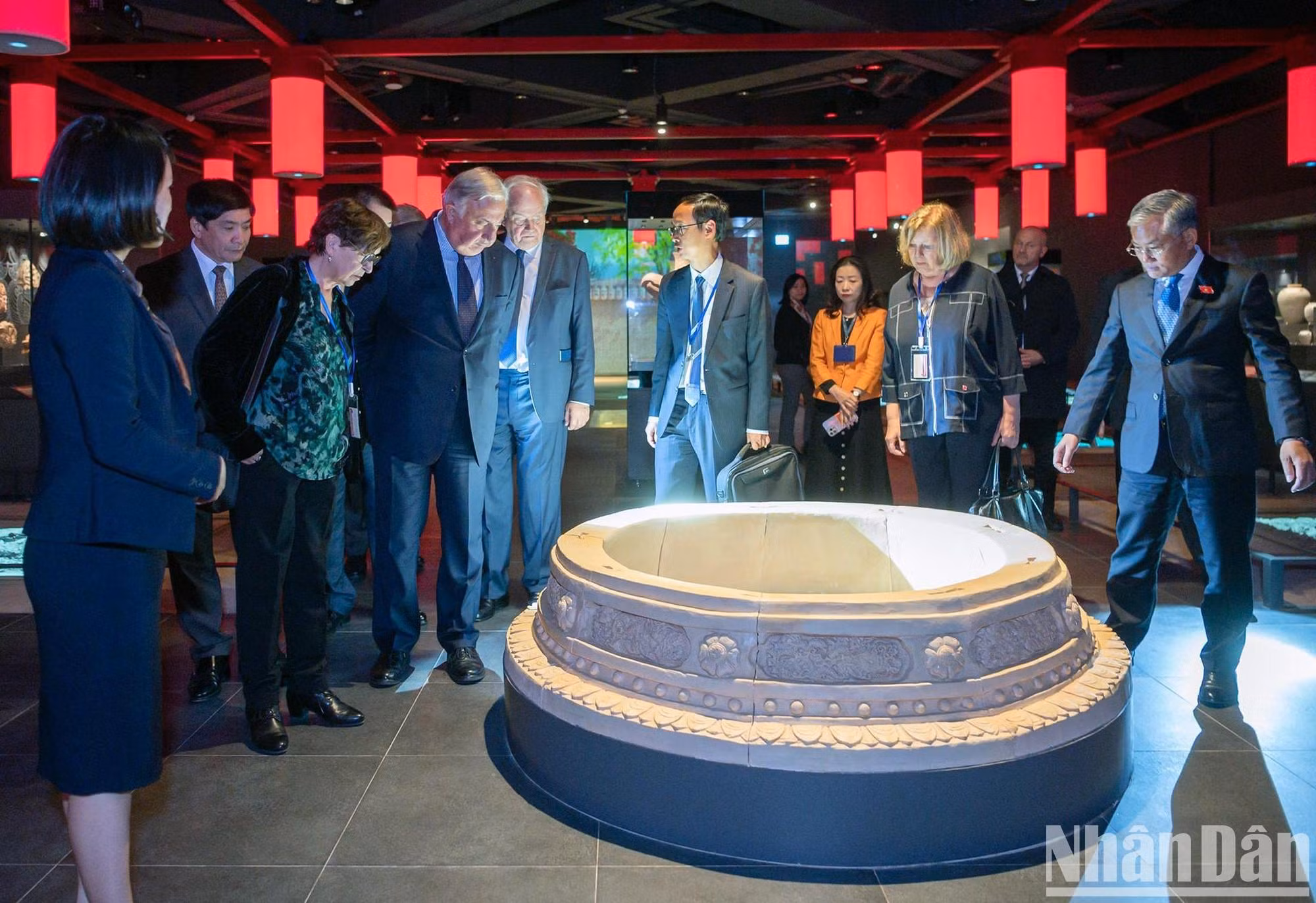 También pasan por la zona de exposición arqueológica subterránea del recinto. También pasan por la zona de exposición arqueológica subterránea del recinto.