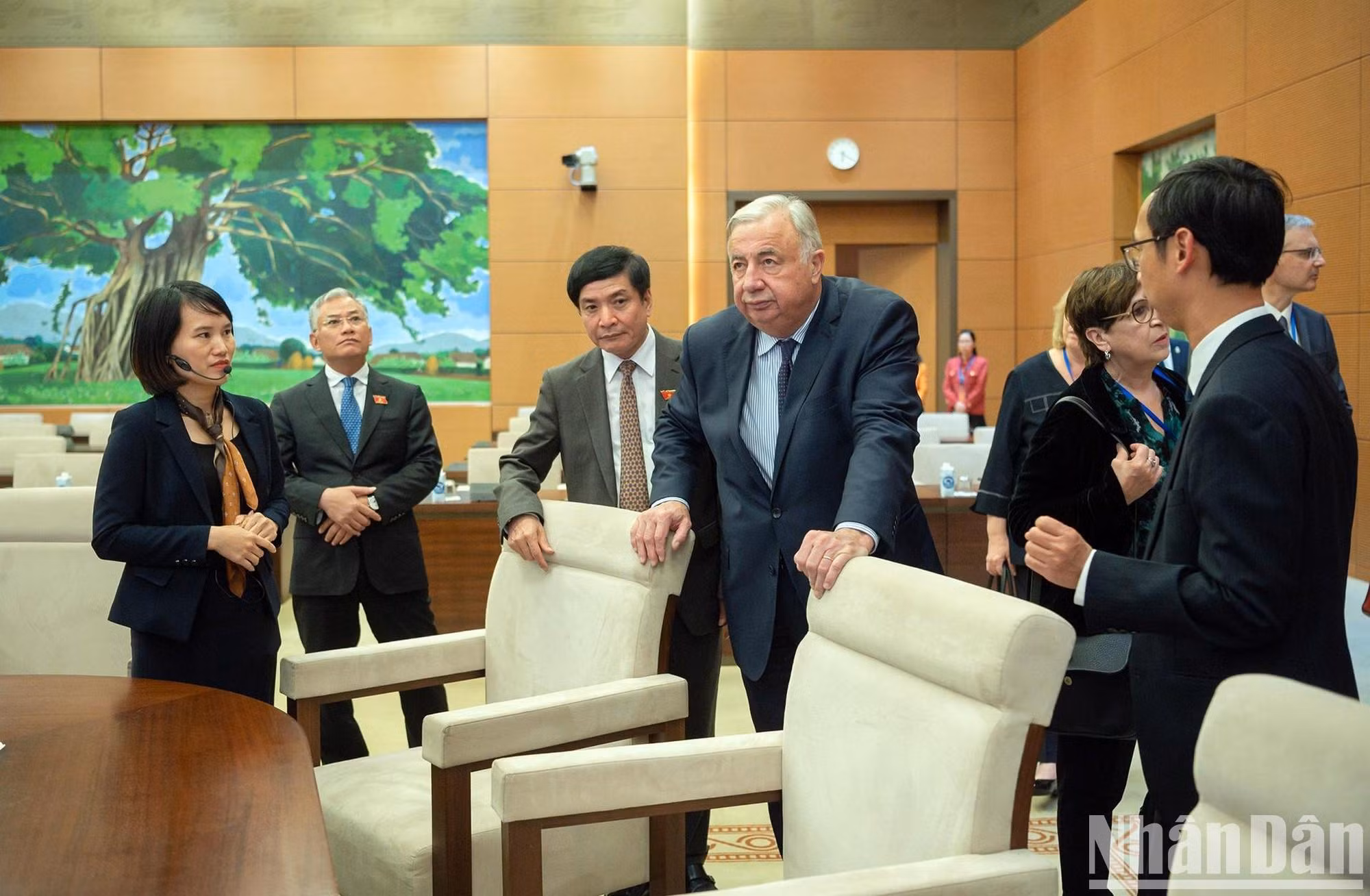 Larcher y sus acompañantes en la sala de reuniones de Tan Trao, sede de las sesiones del Comité Permanente del Parlamento. Larcher y sus acompañantes en la sala de reuniones de Tan Trao, sede de las sesiones del Comité Permanente del Parlamento.
