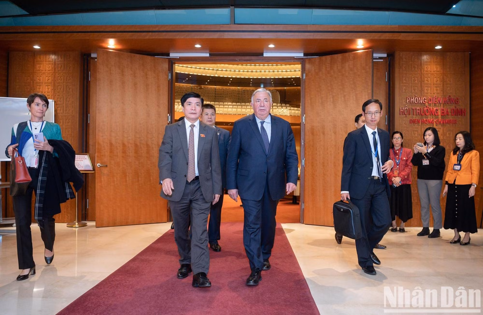 La delegación del Senado de Francia visita la sala de reuniones de Dien Hong, donde se llevan a cabo sesiones plenarias del Parlamento vietnamita. La delegación del Senado de Francia visita la sala de reuniones de Dien Hong, donde se llevan a cabo sesiones plenarias del Parlamento vietnamita.