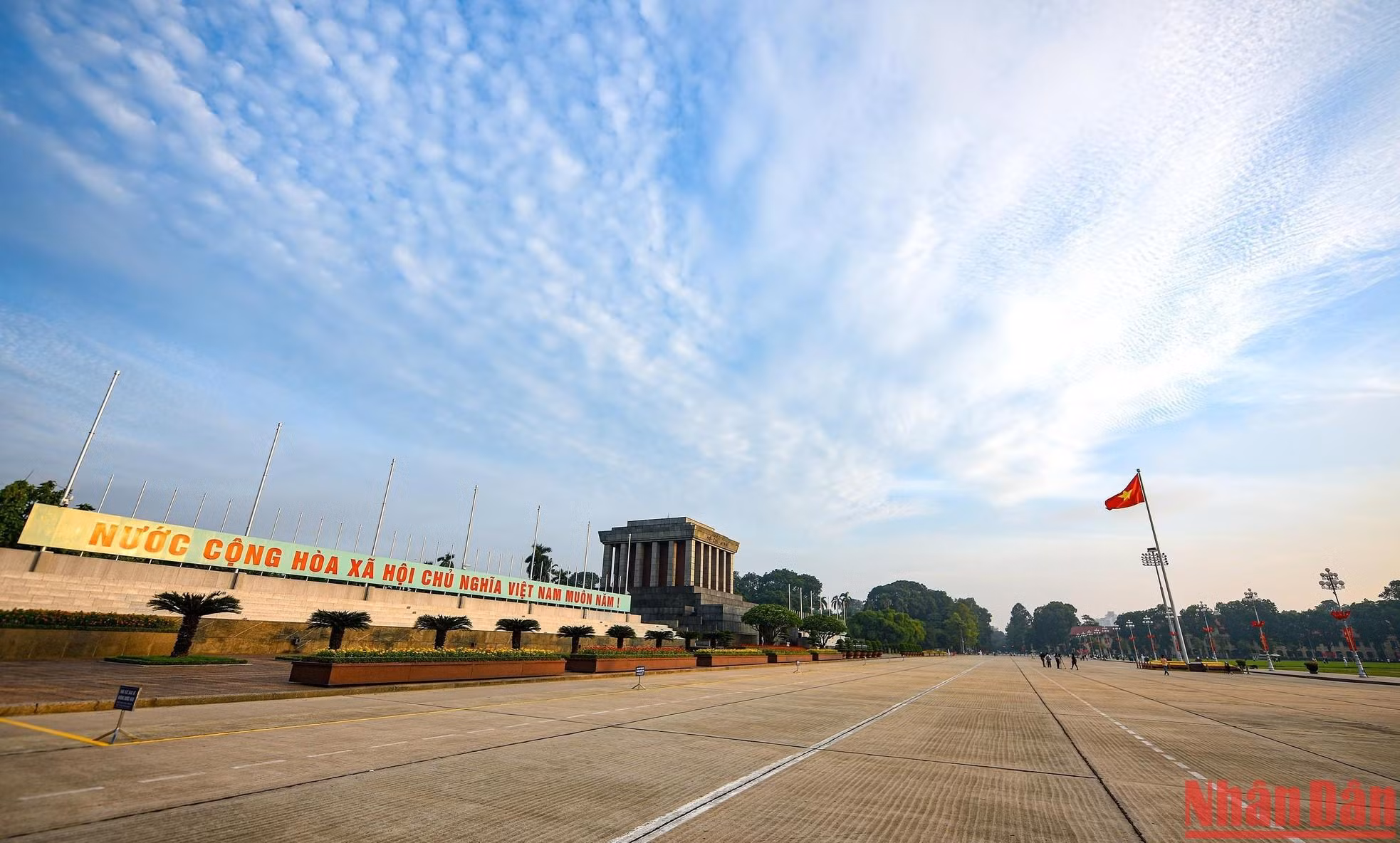 La bandera roja con estrella dorada ondeando en el firmamento de la histórica plaza de Ba Dinh recuerda a cada ciudadano hoy sobre las generaciones antecesoras, quienes cayeron por la independencia y la paz de la Patria. La bandera roja con estrella dorada ondeando en el firmamento de la histórica plaza de Ba Dinh recuerda a cada ciudadano hoy sobre las generaciones antecesoras, quienes cayeron por la independencia y la paz de la Patria.