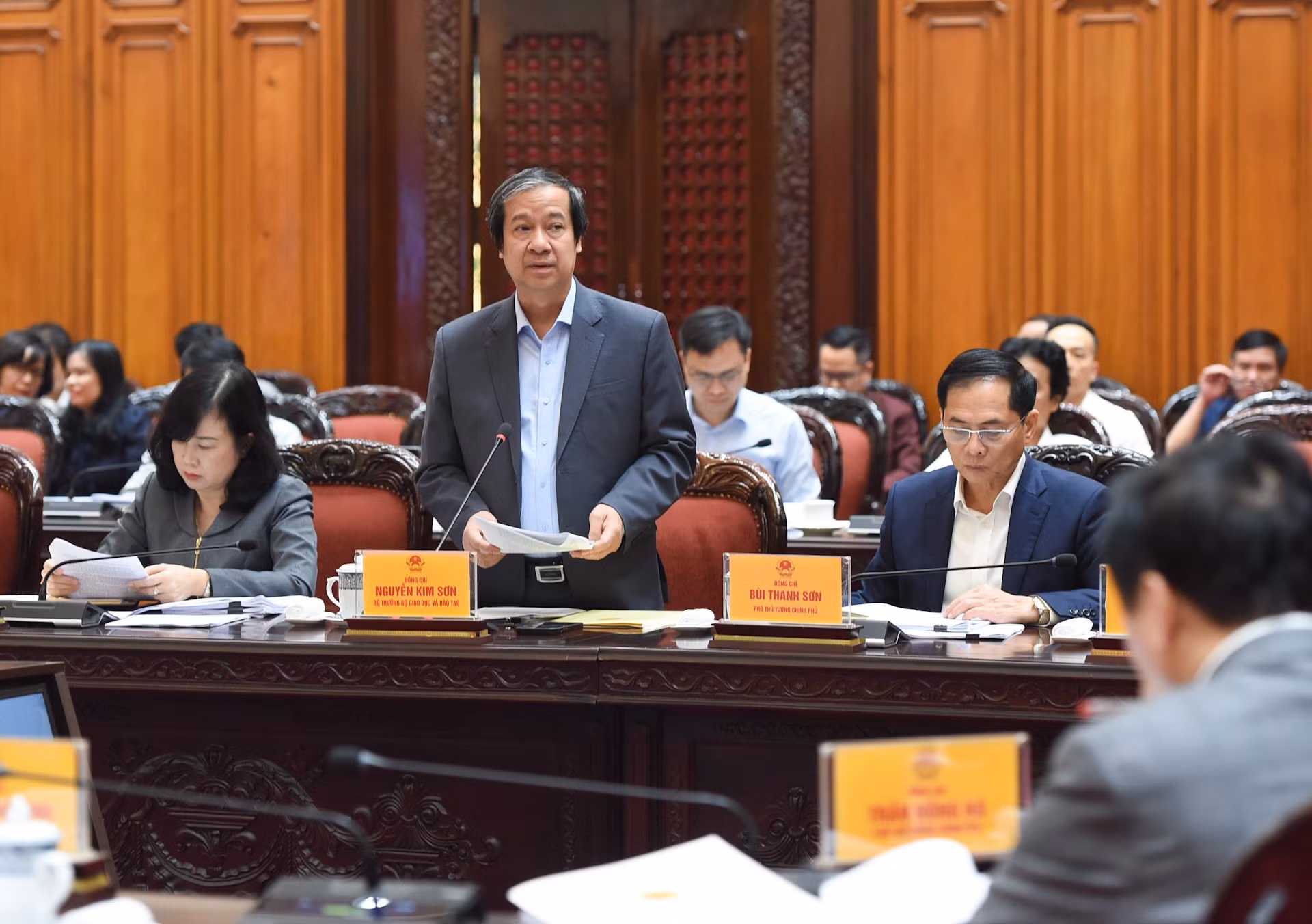 El ministro de Educación y Formación, Nguyen Kim Son, informa de los proyectos referentes al desarrollo del sector educativo.