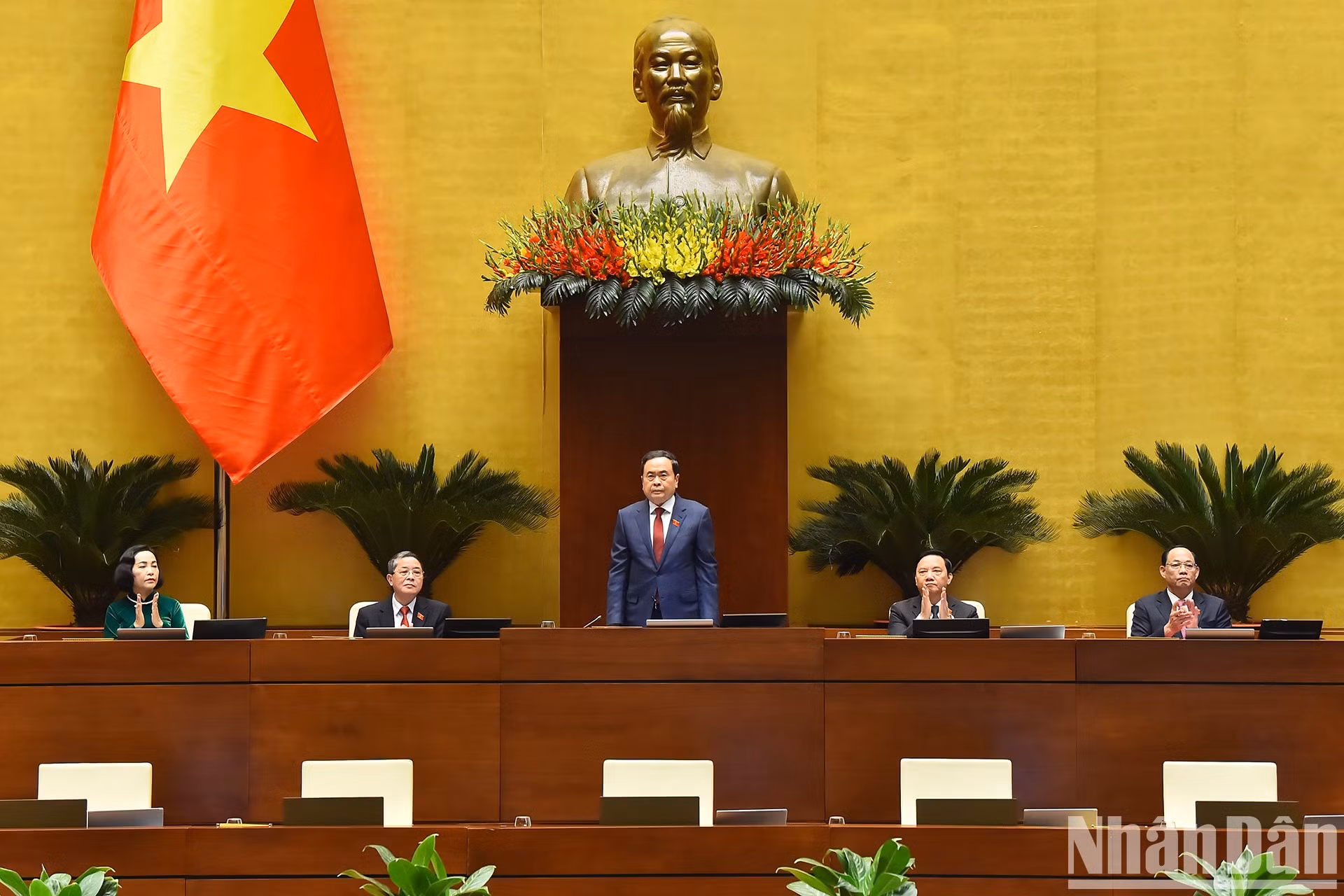 El presidente de la Asamblea Nacional, Tran Thanh Man, y los vicetitulares del órgano. El presidente de la Asamblea Nacional, Tran Thanh Man, y los vicetitulares del órgano.