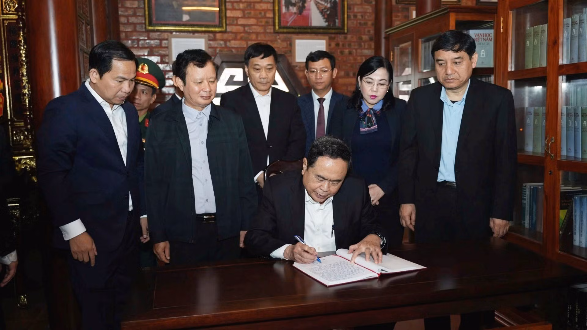 En el libro de visitas de la biblioteca, el dirigente extiende sus felicitaciones por el hecho de que Thua Thien-Hue se convierte en una ciudad bajo jurisdicción central.
