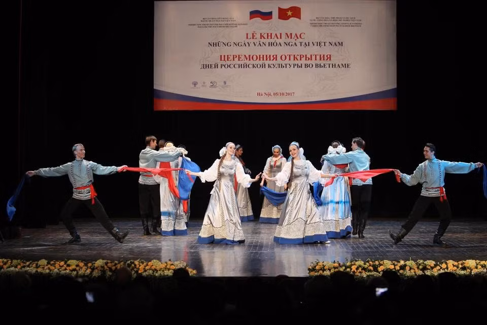 La actuación del conjunto de danza ruso Beryozka en la ceremonia de apertura de los Días de Cultura Rusa en Vietnam, el 5 de octubre de 2017.