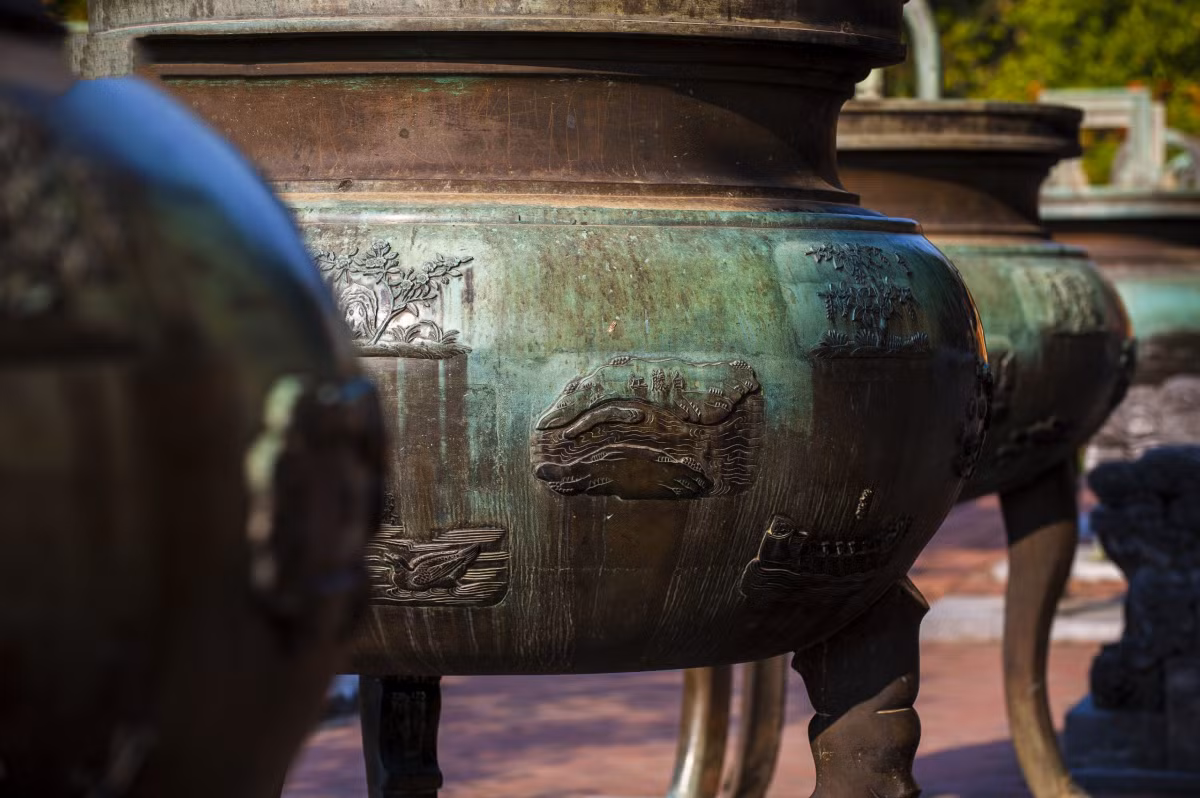 Las urnas se fundieron entre 1835 y 1837 por orden del emperador Minh Mang, segundo monarca de la dinastía, que esperaba crear obras icónicas que reflejaran la perdurabilidad de la dinastía, la belleza y la integridad territorial de Vietnam.