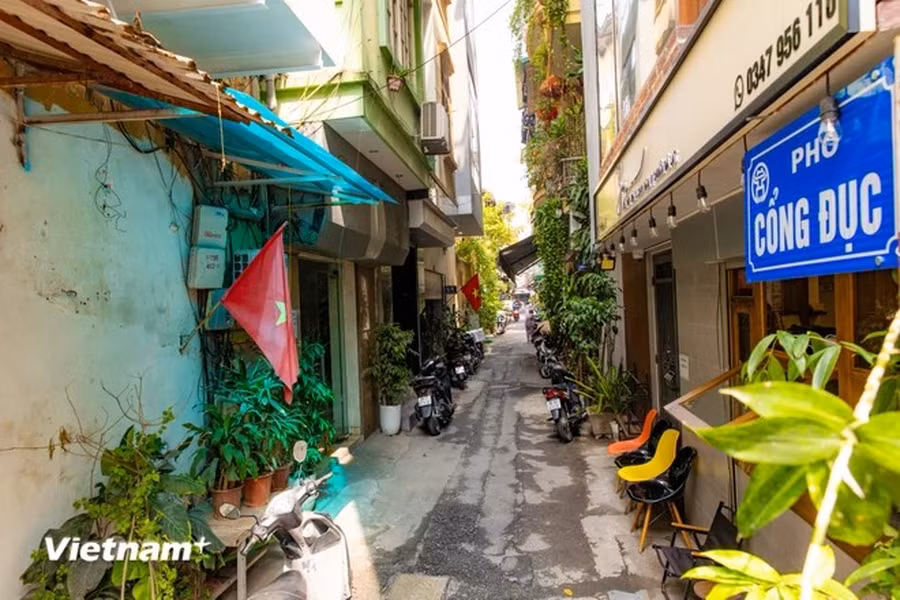 Ubicada en el barrio de Hoan Kiem, la calle de Cong Duc es también una de las vías pequeñas y poco conocidas de Hanói. Aunque es estrecha y corta, tiene su propio encanto, siendo una de las piezas que crean una imagen diversa de las calles capitalinas.