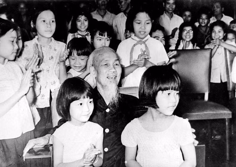 Niños de la capital y el Tío Ho celebran el Día Internacional del Niño (1 de junio) en 1969.