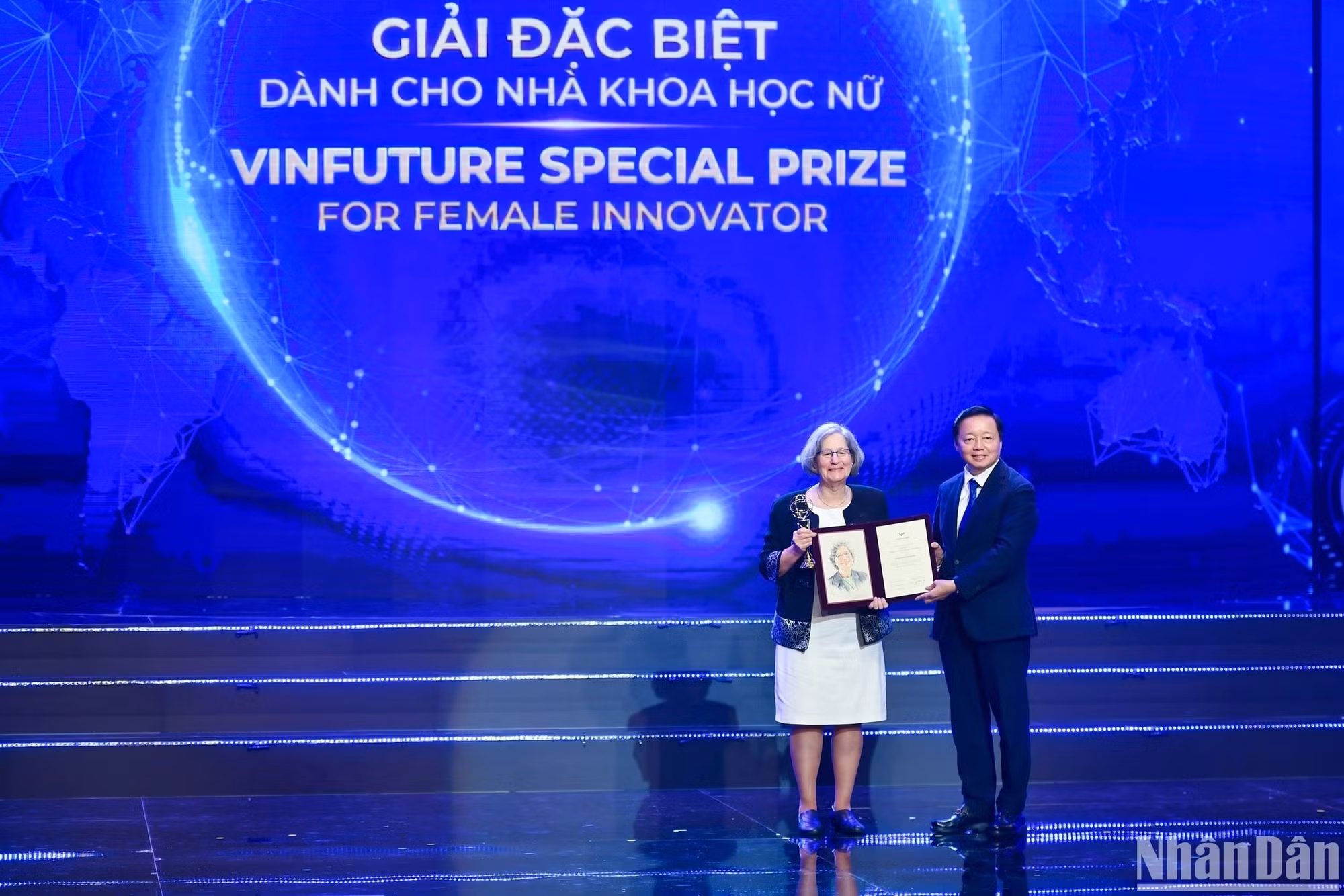 El viceprimer ministro vietnamita Tran Hong Ha entrega el “Premio especial para Mujeres innovadoras” a la profesora Susan Solomon por su estudio del mecanismo de agotamiento de la capa de ozono en la Antártida, entre cuyos frutos figura el Protocolo de Montreal.