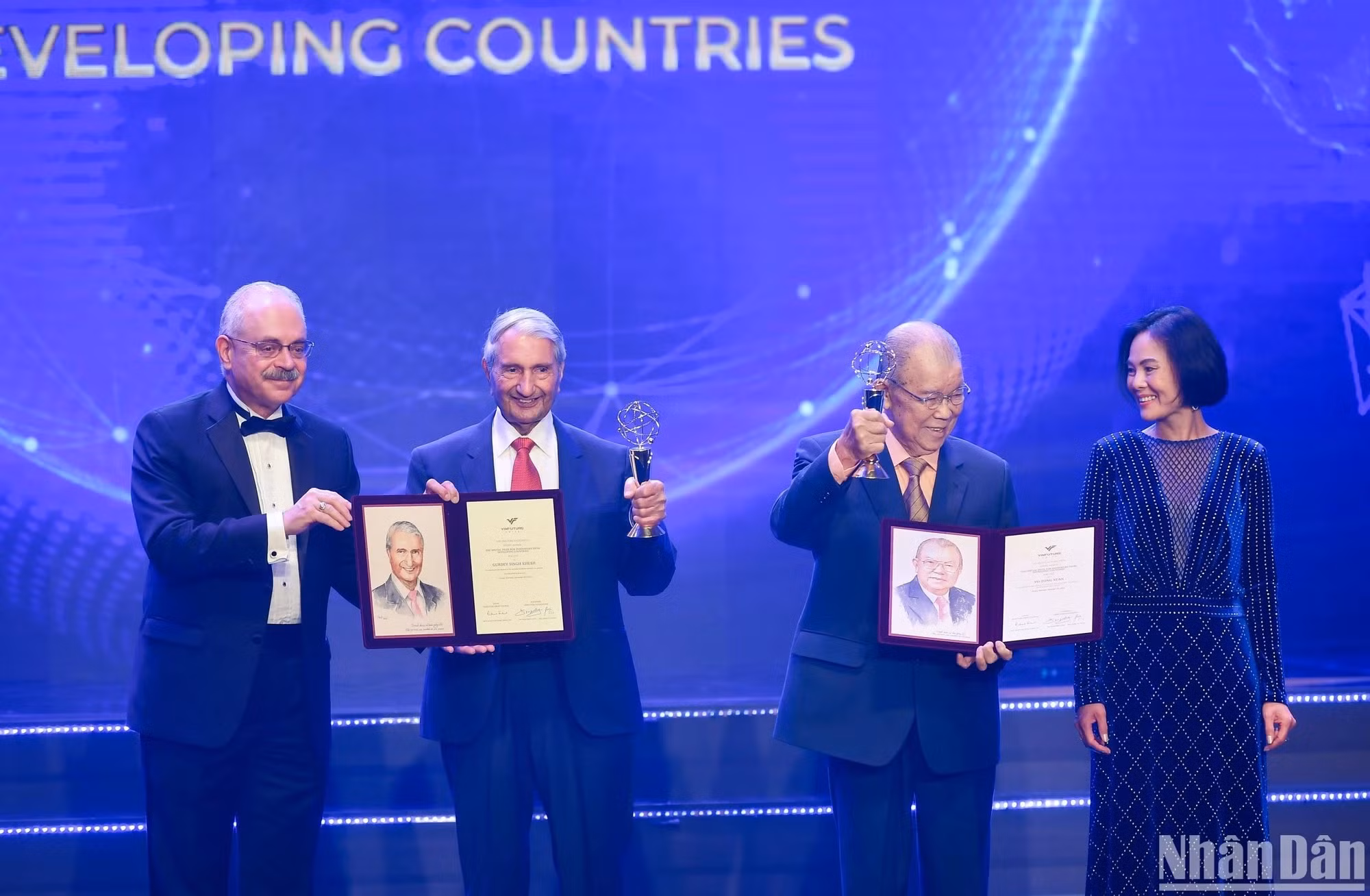 Los profesores Nguyen Thuc Quyen y Albert Pisano, copresidentes del Consejo Preliminar, otorgan el “Premio especial para innovadores provenientes de los países en desarrollo” al profesor Gurdev Singh Khush, de la Universidad de California (Estados Unidos), y al profesor Vo Tong Xuan, de la Universidad de Nam Can Tho (Vietnam).