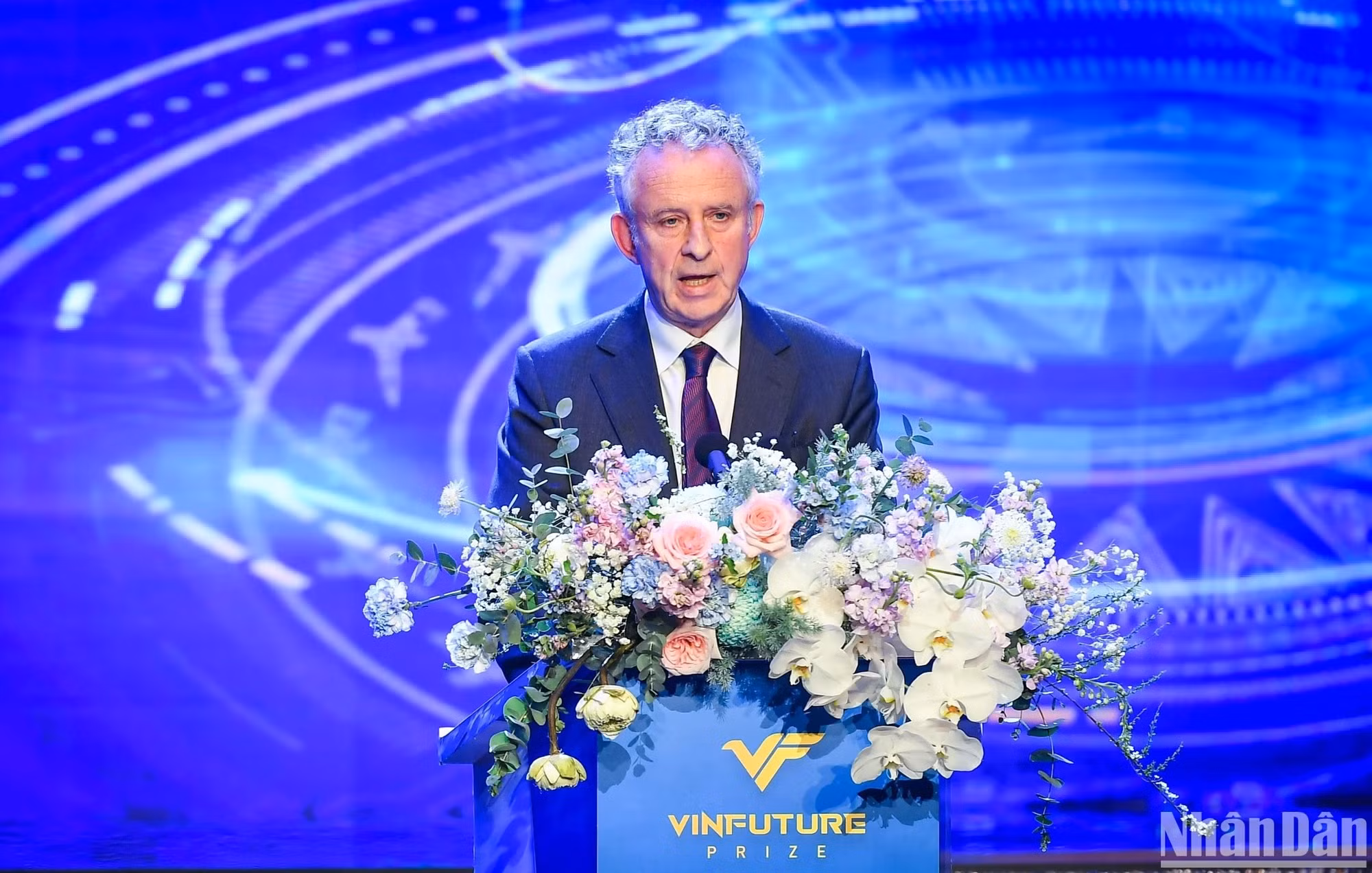 En el discurso inaugural, Sir Richard Henry Friend, presidente del Consejo del Premio VinFuture, resalta la influencia global de las visiones del galardón.