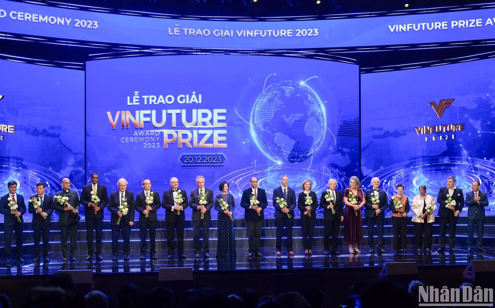 Los fundadores de VinFuture, el empresario Pham Nhat Vuong y su esposa Pham Thu Huong, regalan ramos de flores de loto, símbolo de Vietnam, como muestra de gratitud a los miembros del Consejo del Premio y del Consejo Preliminar VinFuture 2023.