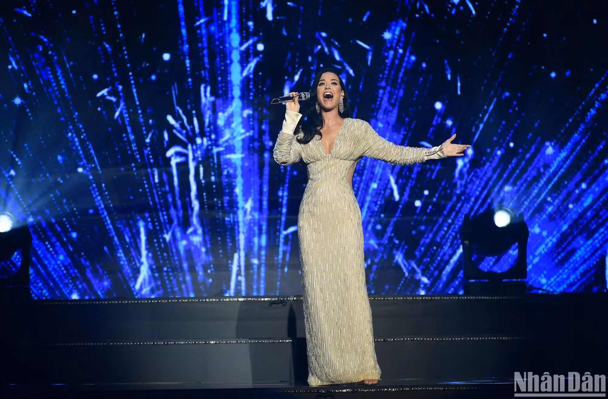La ceremonia cierra con la canción “Firework” interpretada por Katy Perry.