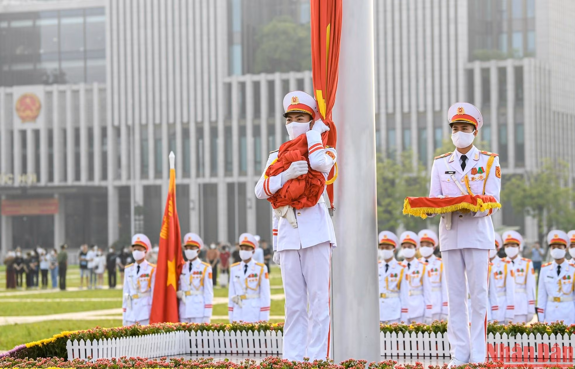 Los soldados sostienen la bandera esperando la orden y la entonación del himno nacional. Los soldados sostienen la bandera esperando la orden y la entonación del himno nacional.