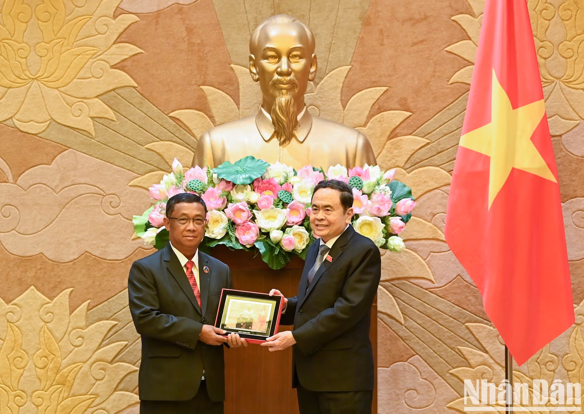 El presidente de la Asamblea Nacional de Vietnam, Tran Thanh Man, entrega un regalo de recuerdo al visitante.