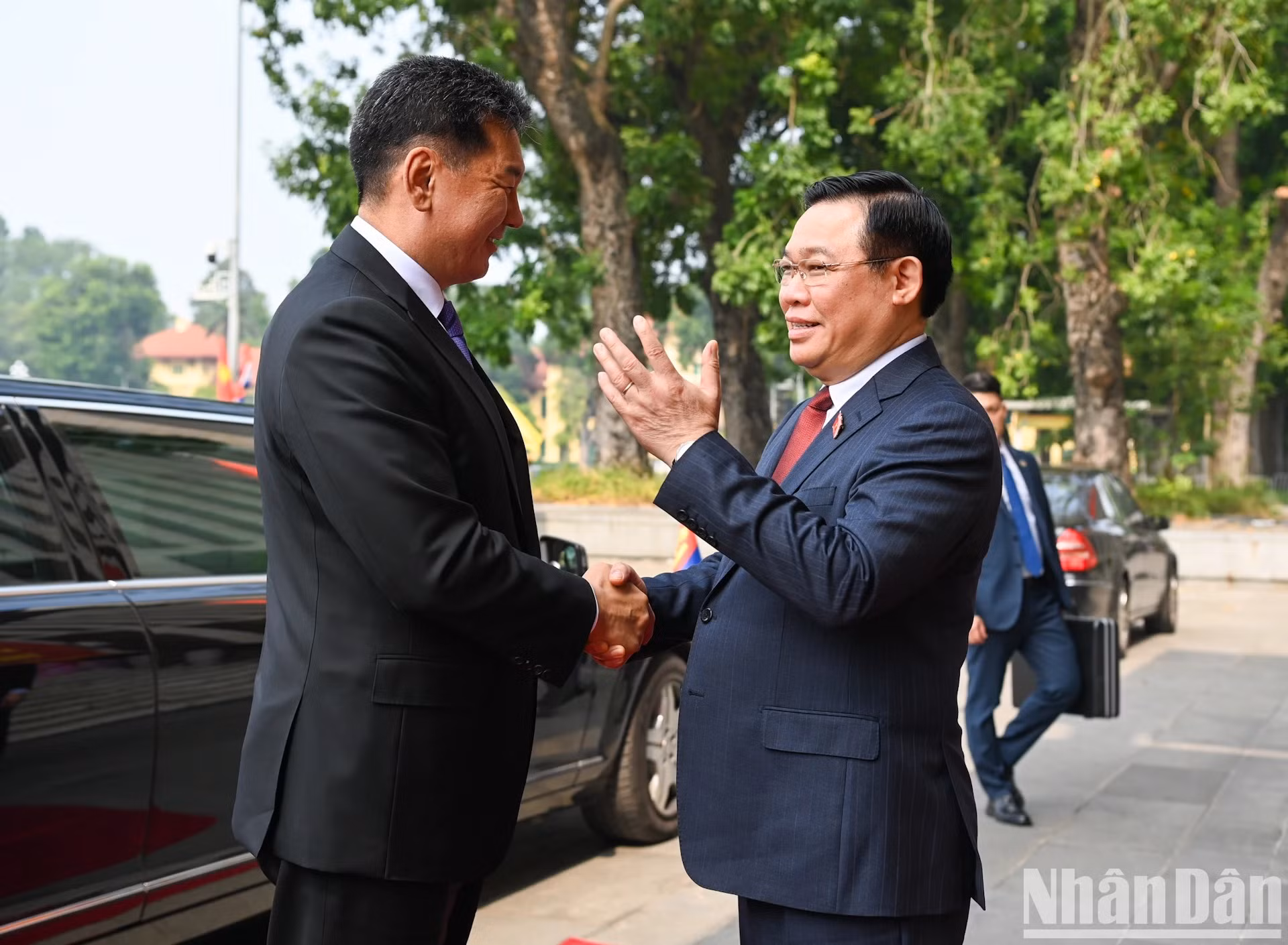 El presidente de la Asamblea Nacional de Vietnam, Vuong Dinh Hue, y el jefe de Estado mongol, Ukhnaagiin Khurelsukh. El presidente de la Asamblea Nacional de Vietnam, Vuong Dinh Hue, y el jefe de Estado mongol, Ukhnaagiin Khurelsukh.