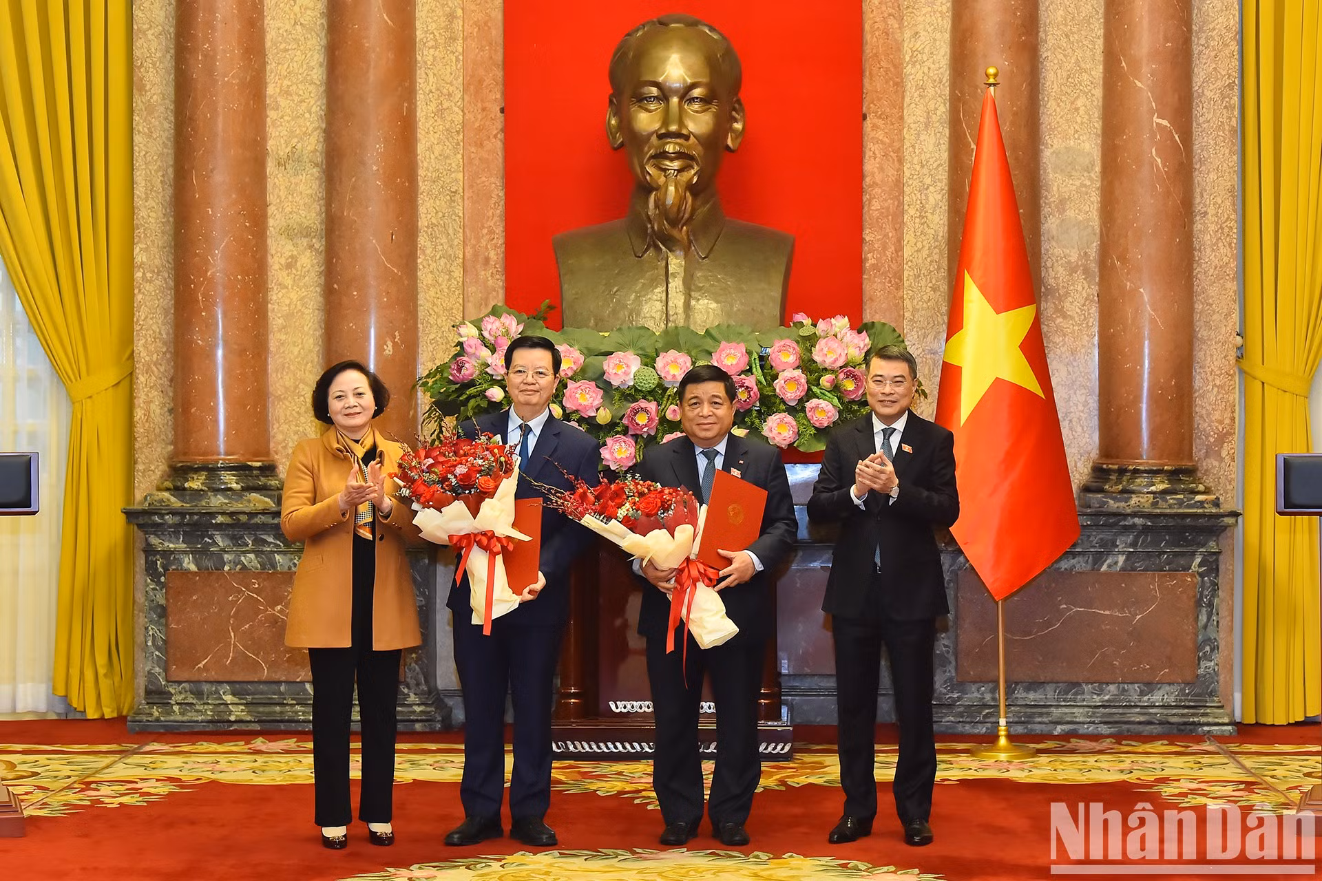 Los dos funcionarios reciben parabienes del jefe de la Comisión de Organización del Comité Central del Partido, Le Minh Hung, y de la ministra del Interior, Pham Thi Thanh Tra. Los dos funcionarios reciben parabienes del jefe de la Comisión de Organización del Comité Central del Partido, Le Minh Hung, y de la ministra del Interior, Pham Thi Thanh Tra.