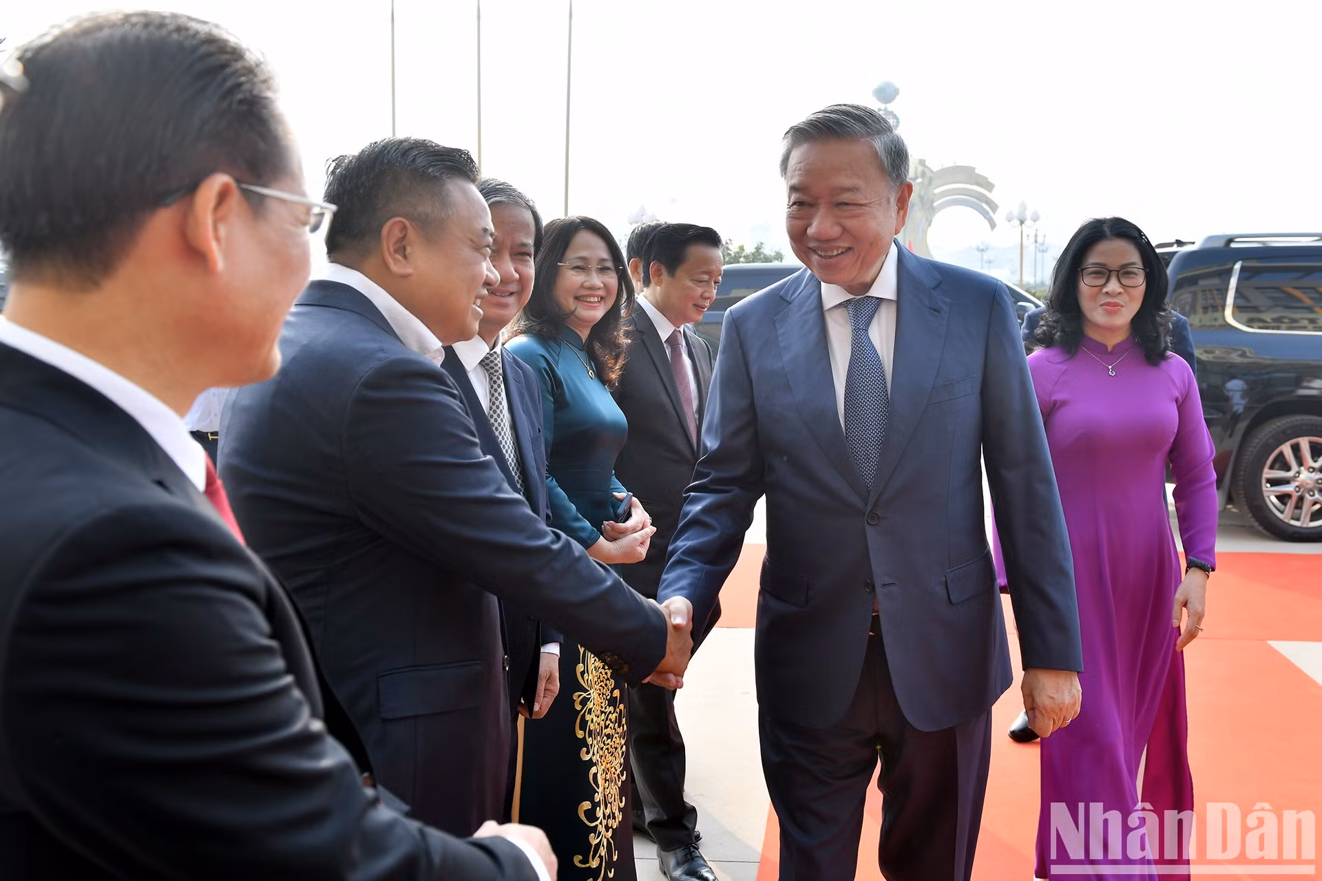 To Lam y delegados a la ceremonia inaugural del nuevo año escolar en la Academia de Agricultura de Vietnam. To Lam y delegados a la ceremonia inaugural del nuevo año escolar en la Academia de Agricultura de Vietnam.