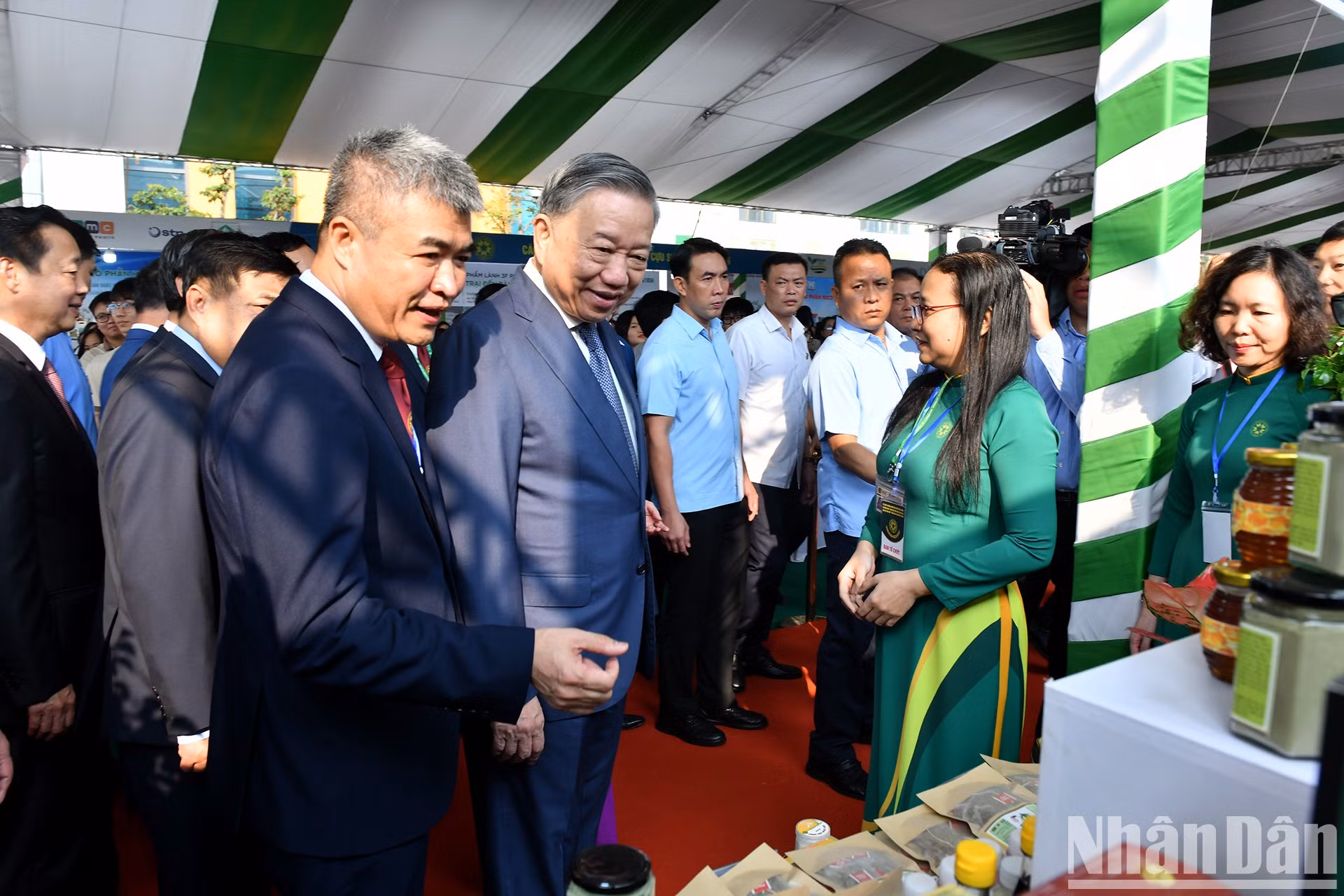 El líder recorre una área expositiva de productos de la Academia. El líder recorre una área expositiva de productos de la Academia.