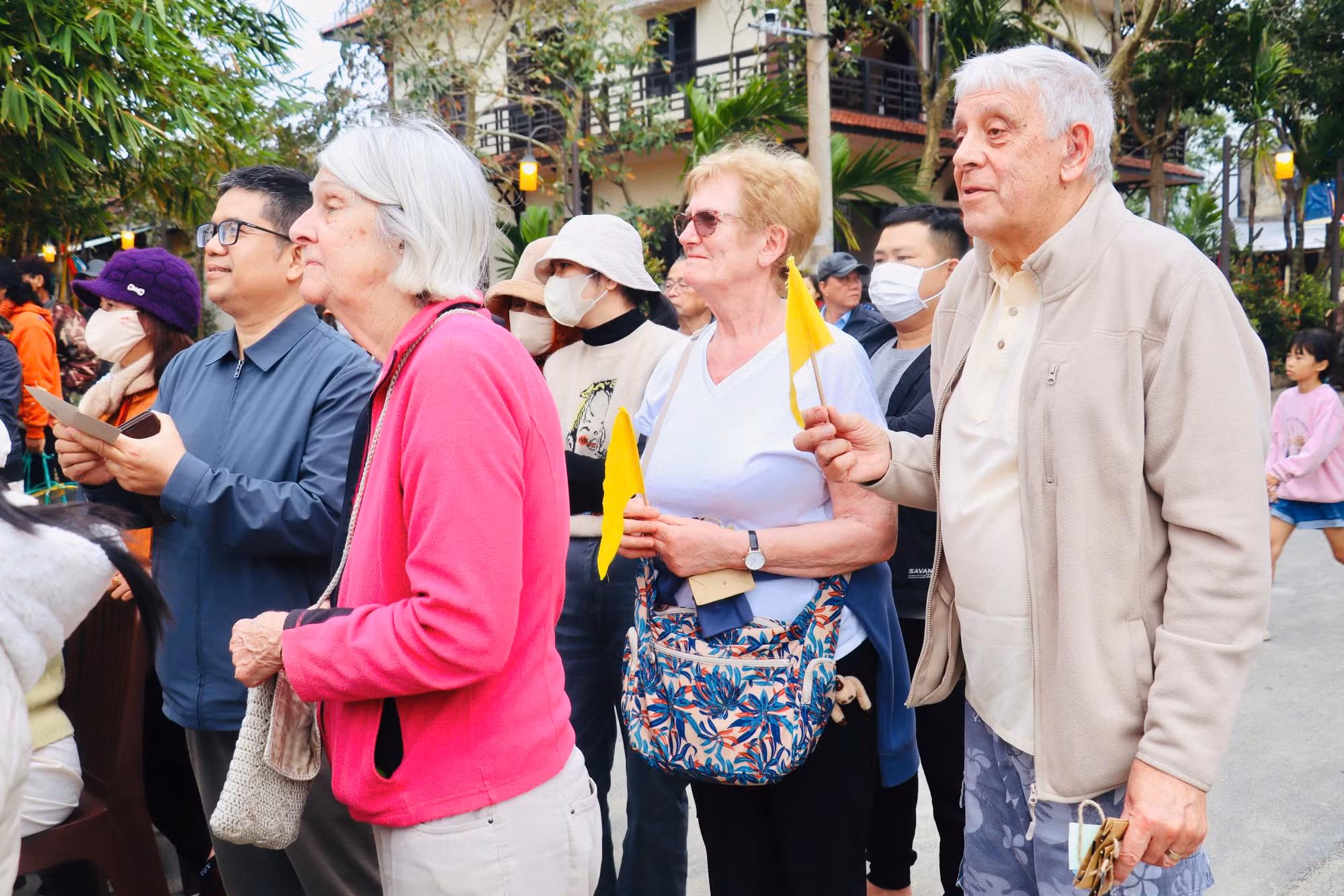 Las demostraciones de artesanía de Kim Bong suscitan gran interés entre los turistas extranjeros.