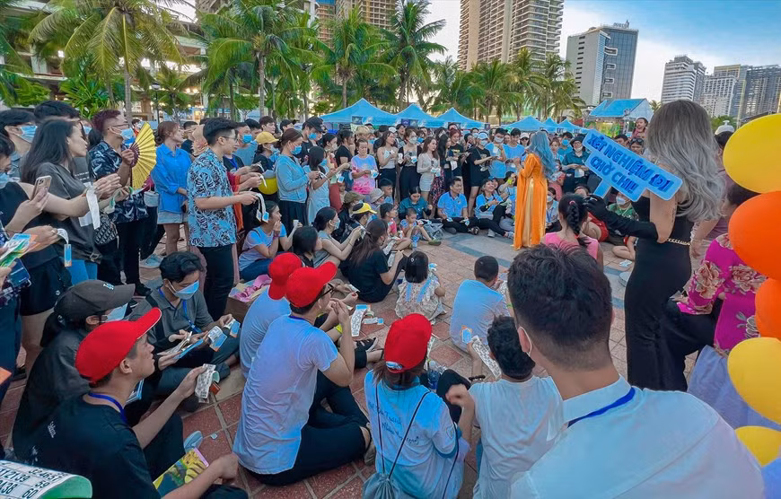 Una actividad comunitaria de la Red de Transgénero de Vietnam en el evento "BridgeFest 2022 Music and Community Connection". Una actividad comunitaria de la Red de Transgénero de Vietnam en el evento "BridgeFest 2022 Music and Community Connection".