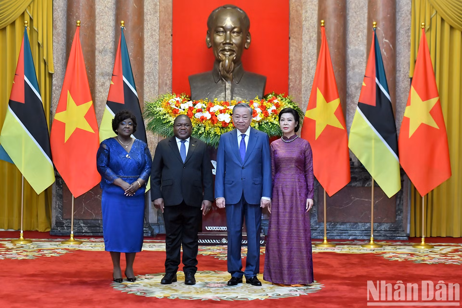 El máximo dirigente de Vietnam y su cónyuge posan junto al presidente mozambiqueño y su cónyuge. El máximo dirigente de Vietnam y su cónyuge posan junto al presidente mozambiqueño y su cónyuge.