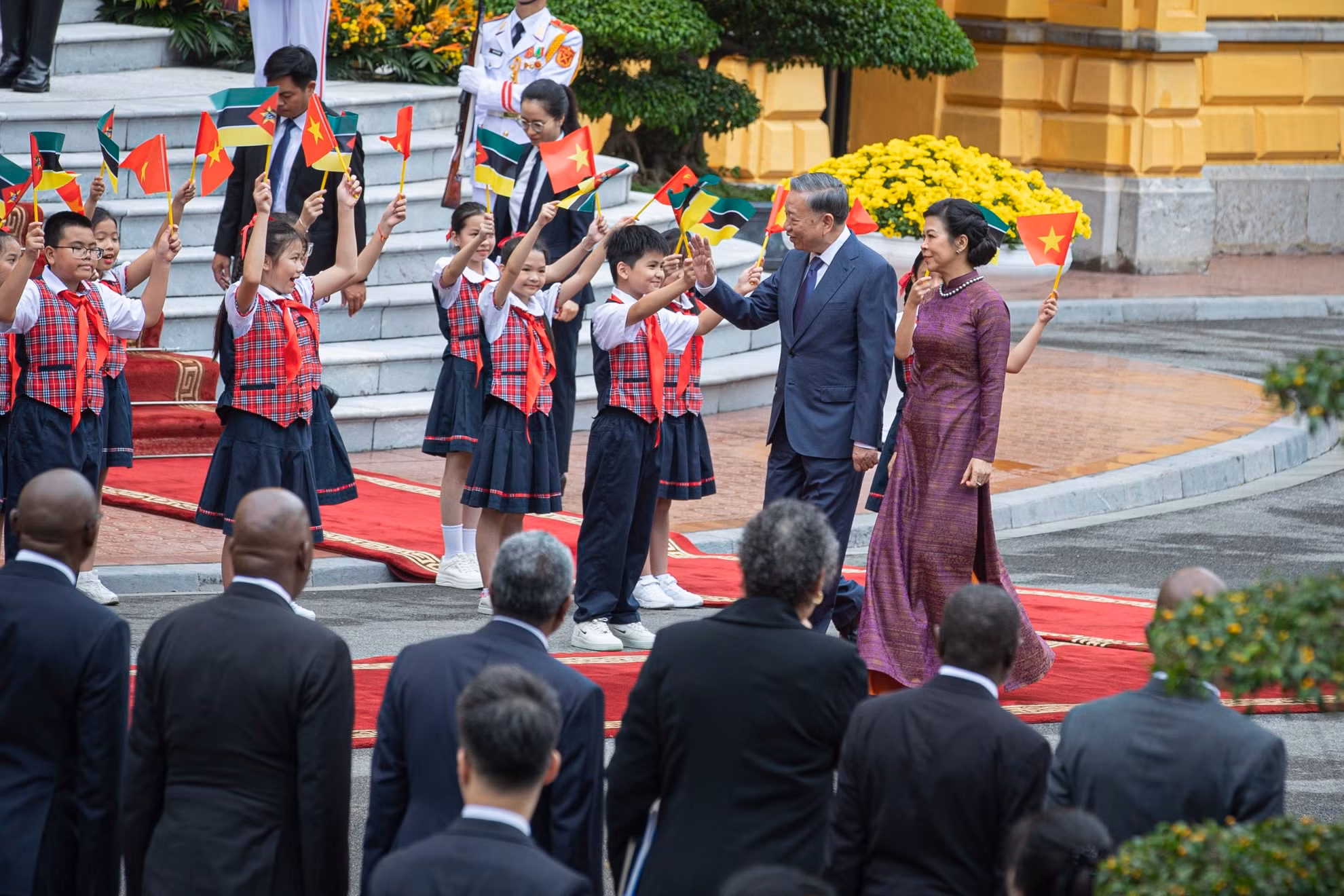 To Lam y su esposa en la ceremonia.
