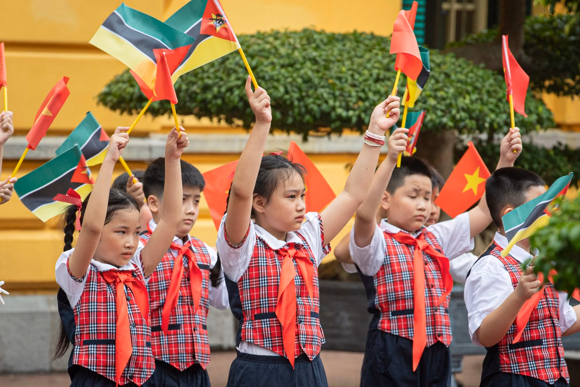 Niños capitalinos dan la bienvenida al presidente mozambiqueño.