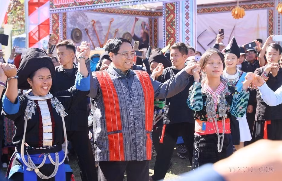 El primer ministro Pham Minh Chinh baila con personas de grupos étnicos durante el Festival de Gran Unidad Nacional en la comuna de Sa De Phin, distrito de Sin Ho, provincia de Lai Chau, el 18 de noviembre de 2023.