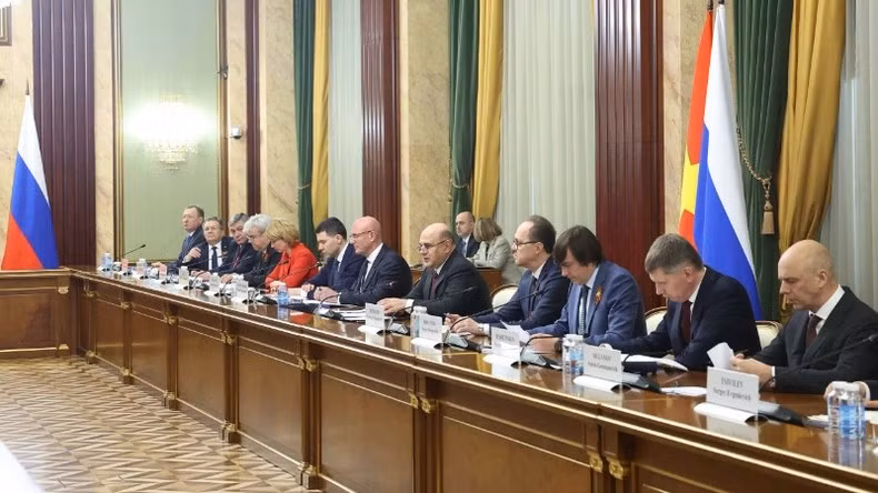 El primer ministro anfitrión, Mikhail Mishustin, y la delegación del Gobierno ruso.