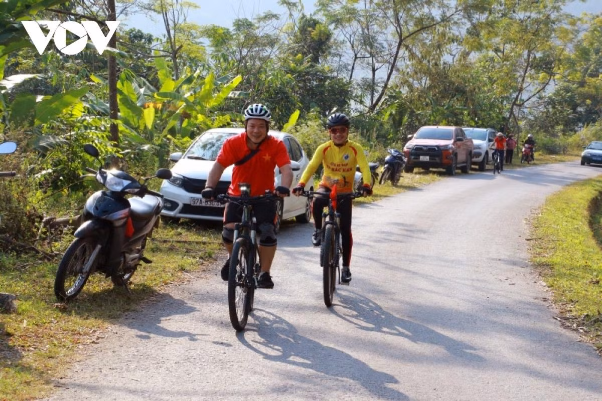 Otras actividades incluyen experimentar bailes y cantos de las etnias autóctonas, y conquistar la cima de Don Den en bicicleta. Otras actividades incluyen experimentar bailes y cantos de las etnias autóctonas, y conquistar la cima de Don Den en bicicleta.