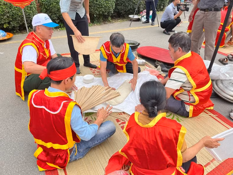 Cada equipo debía cocinar a vapor cinco kilogramos de arroz glutinoso en 30 minutos, macerarlo y amoldarlo en 10 “banh day” en 15 minutos.