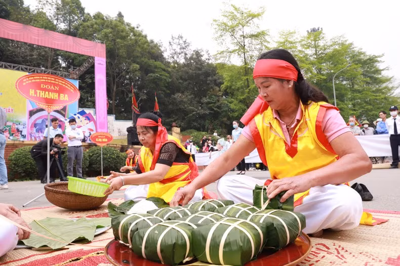 Compitieron 13 equipos de tres personas en representación de otras tantas localidades de Phu Tho. Tuvieron 10 minutos para envolver 10 “banh chung”, un pastel de forma cuadrada que según la leyenda simboliza la tierra.