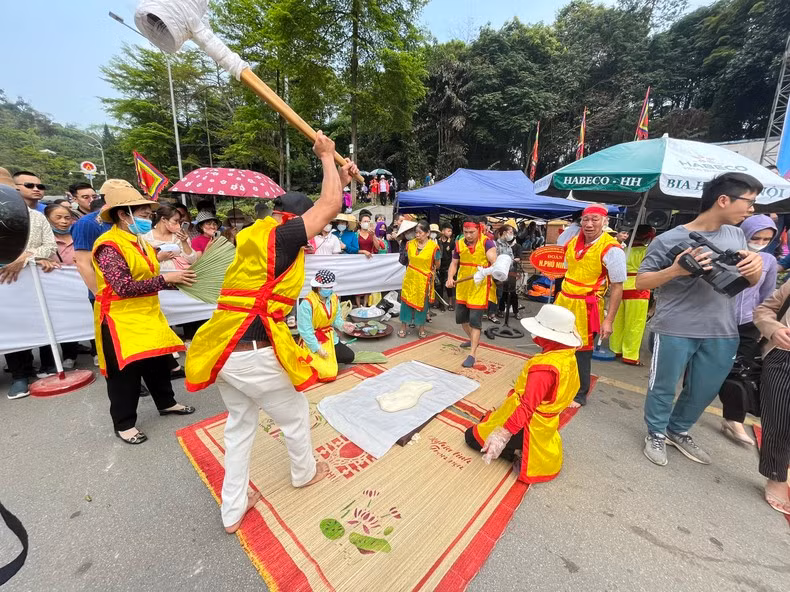 El evento sobre el pastel redondo “banh day”, emblema del cielo, se celebró por la tarde.
