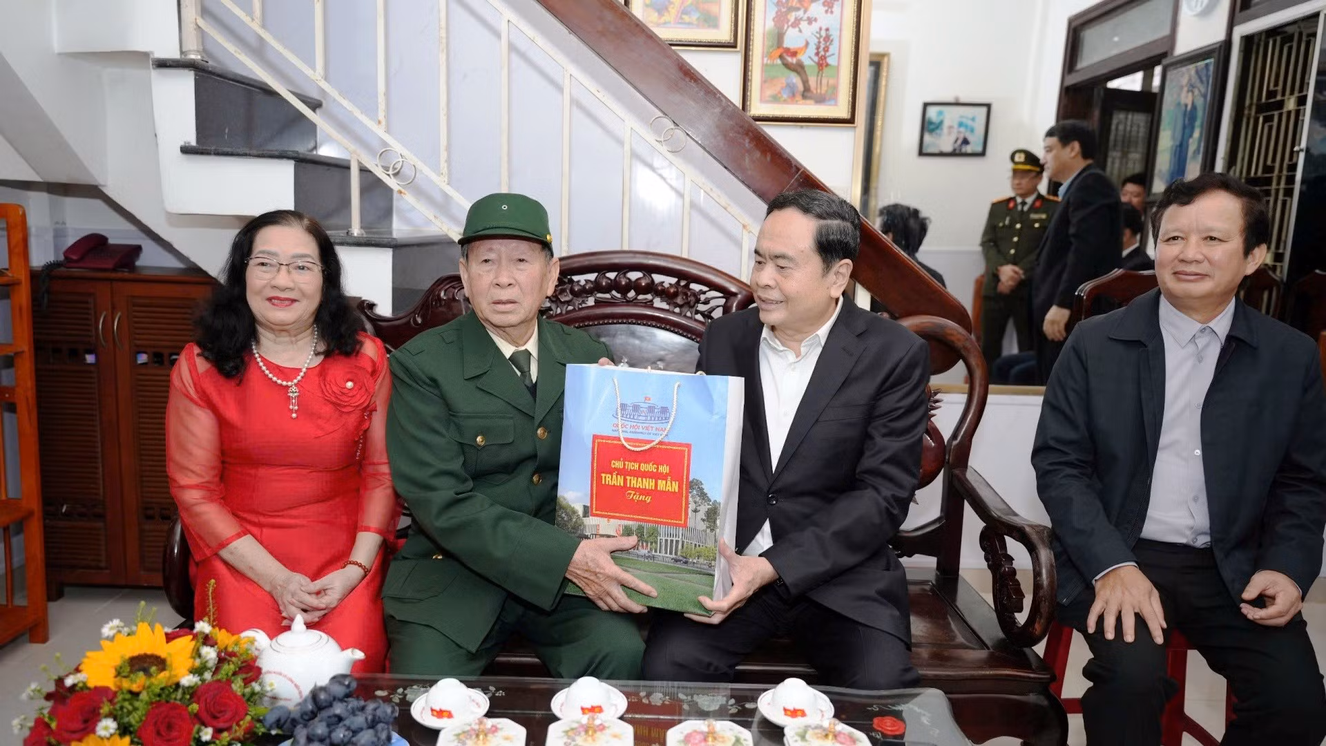 Thanh Man entrega un regalo de tributo al exsoldado Nguyen Viet Dao.